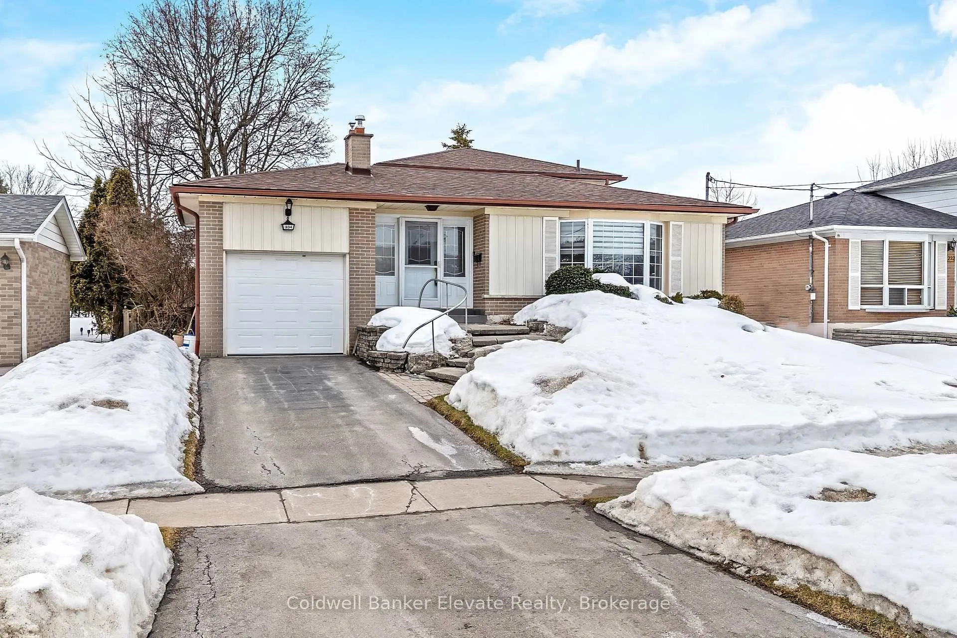 Photo 2 of 234 Delrex Boulevard, Halton Hills, Georgetown — HOMEH
