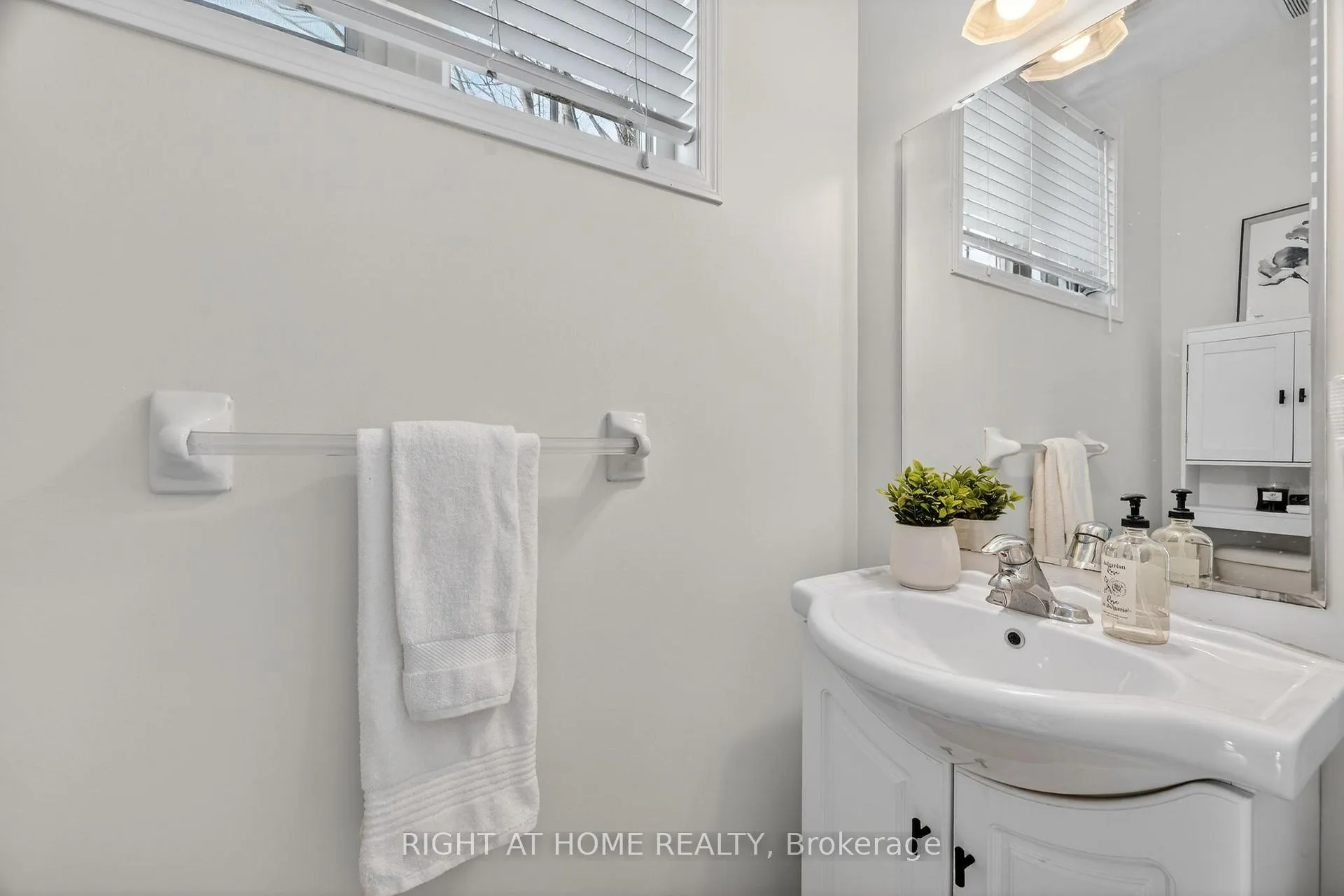 Photo 4 of Unit 12, 1070 Glenbourne Drive, Oshawa, Pinecrest — HOMEH