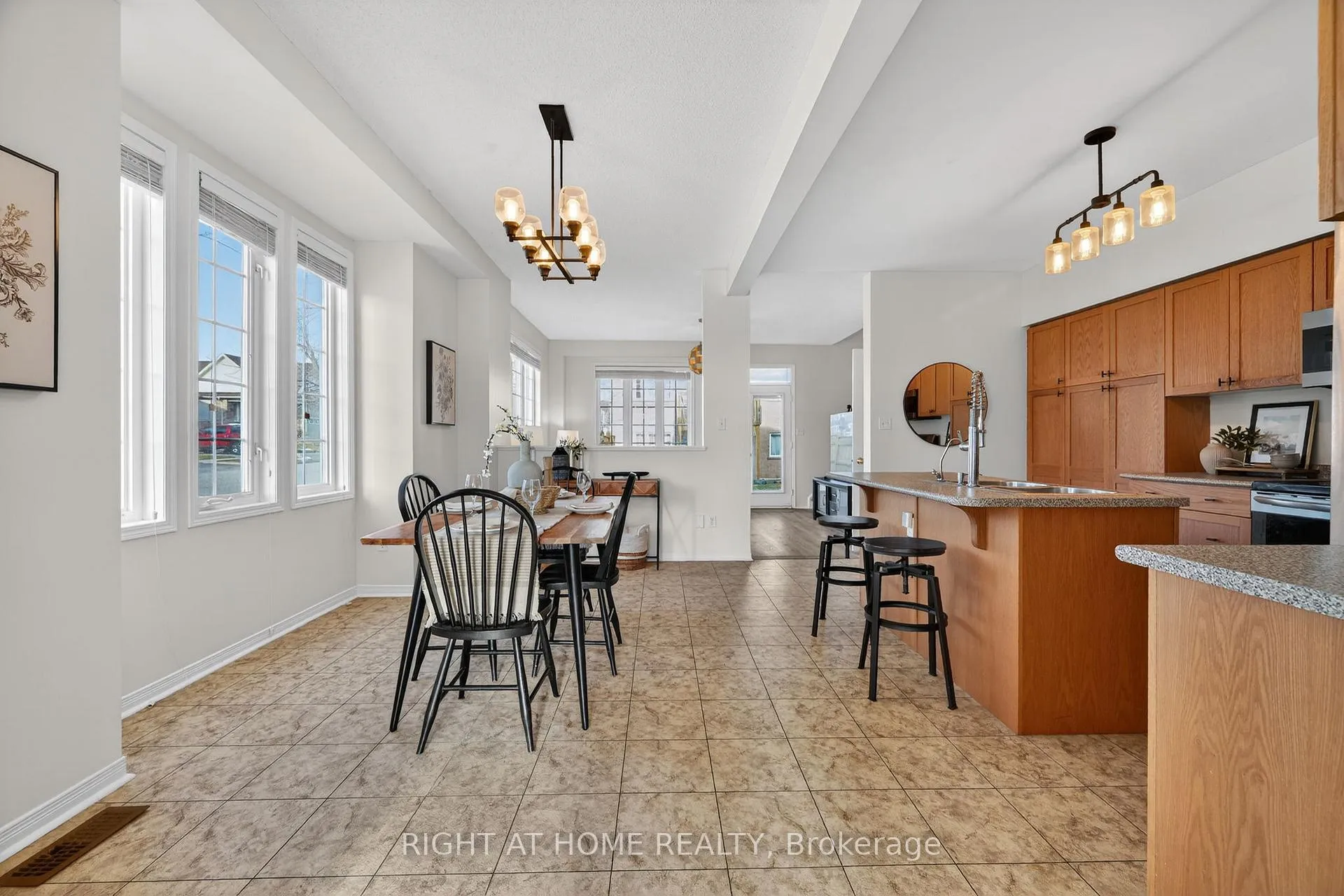 Photo 6 of Unit 12, 1070 Glenbourne Drive, Oshawa, Pinecrest — HOMEH