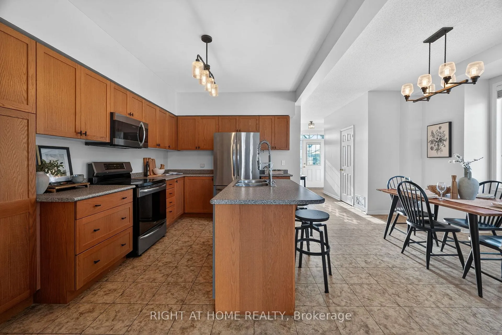 Photo 9 of Unit 12, 1070 Glenbourne Drive, Oshawa, Pinecrest — HOMEH