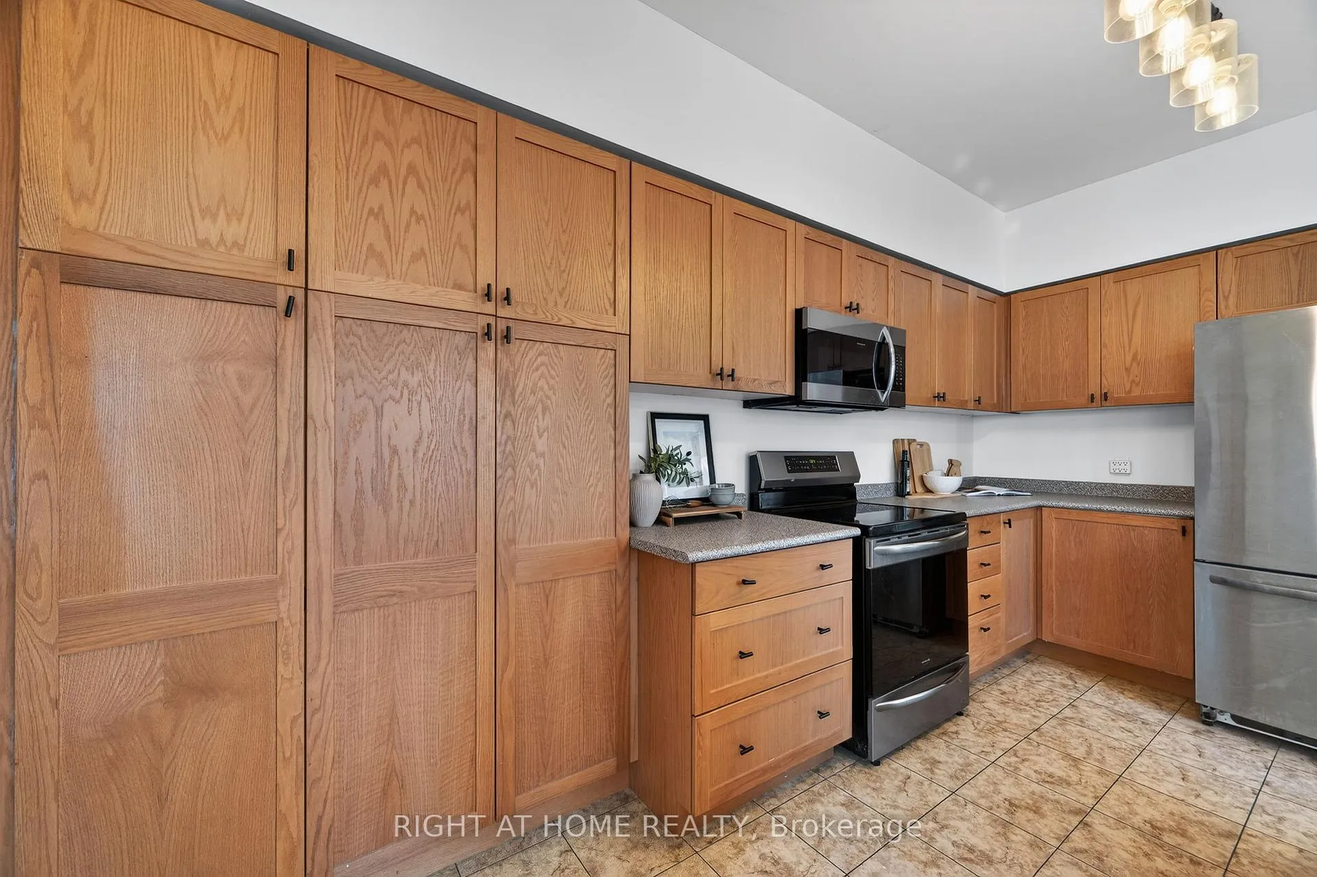 Photo 14 of Unit 12, 1070 Glenbourne Drive, Oshawa, Pinecrest — HOMEH