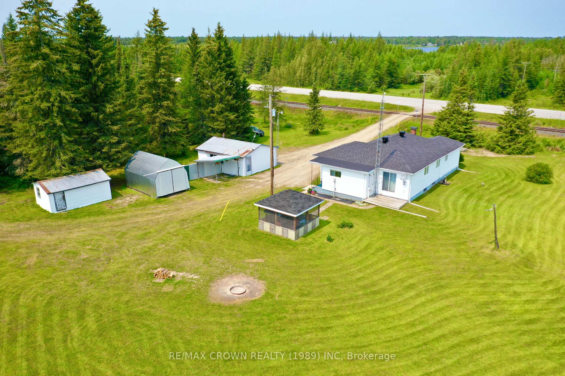 Photo 9 of 298 Highway 11, Kapuskasing — HOMEH