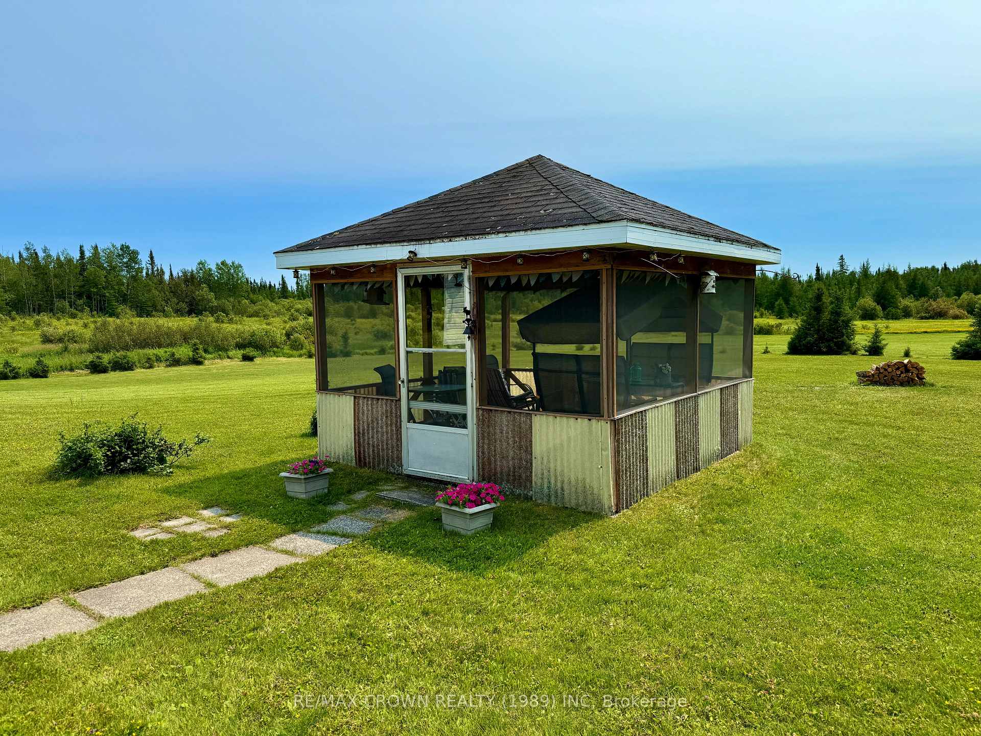 Photo 40 of 298 Highway 11, Kapuskasing — HOMEH