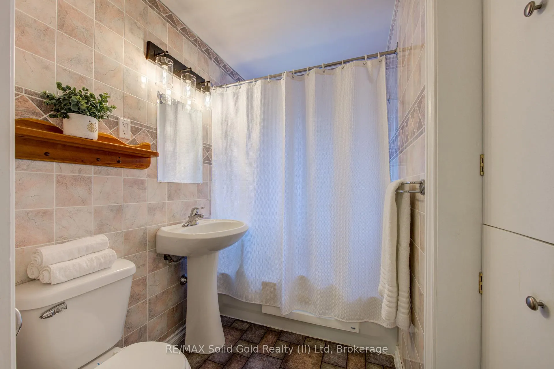 Photo 16 of 133 Glastonbury Crescent, Stratford — HOMEH