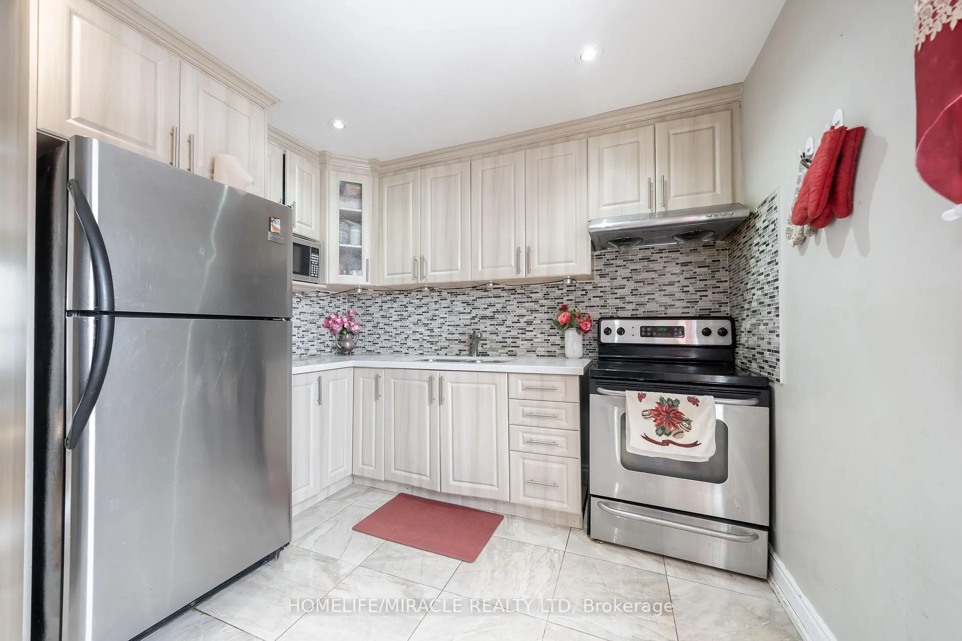 Photo 6 of Unit 150, 150 Enderby Crescent, Brampton, Southgate — HOMEH