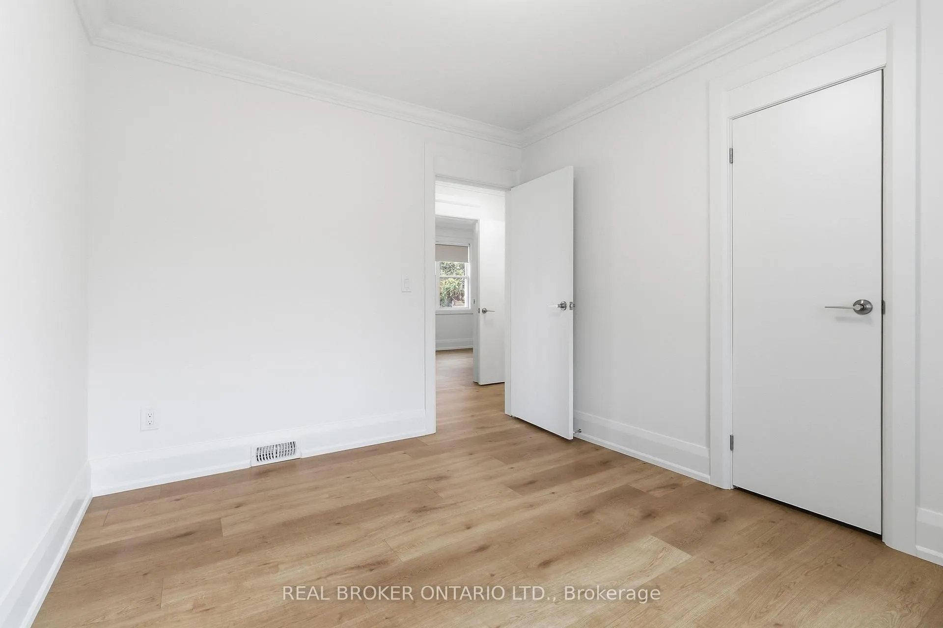 Photo 12 of 1020 Kent Avenue, Oakville, College Park — HOMEH