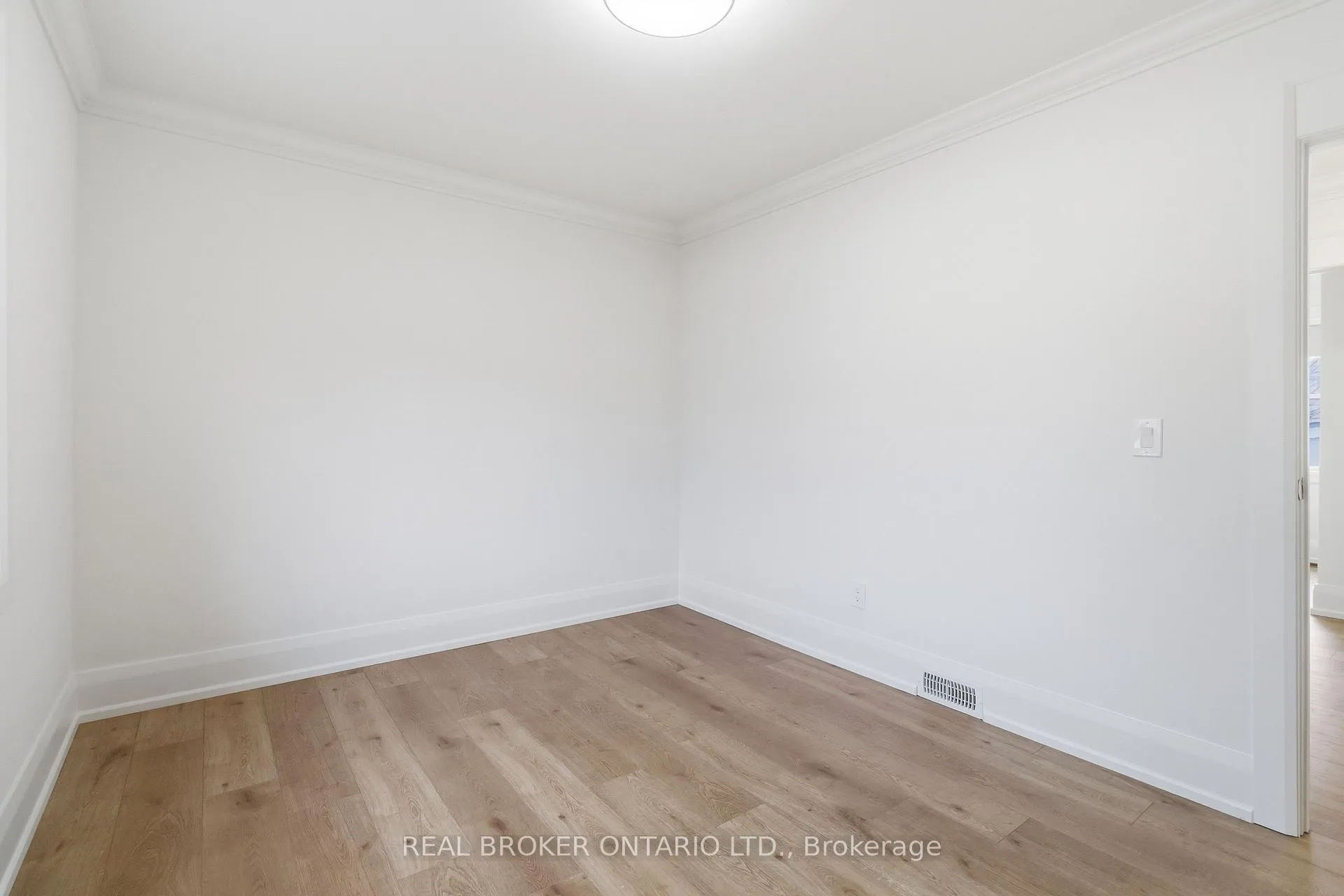 Photo 19 of 1020 Kent Avenue, Oakville, College Park — HOMEH