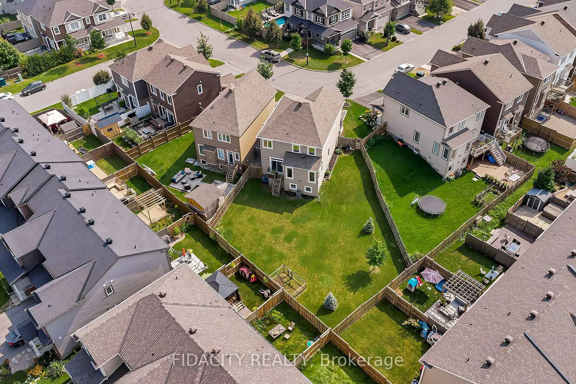 Photo 3 of 16 Sweetbay Circle, Ottawa, Stittsville (North) — HOMEH