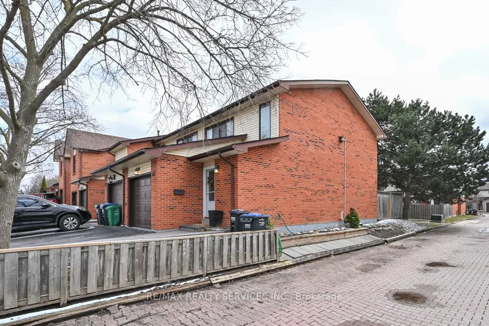 Photo 3 of 8 Collins Crescent, Brampton, Brampton North — HOMEH