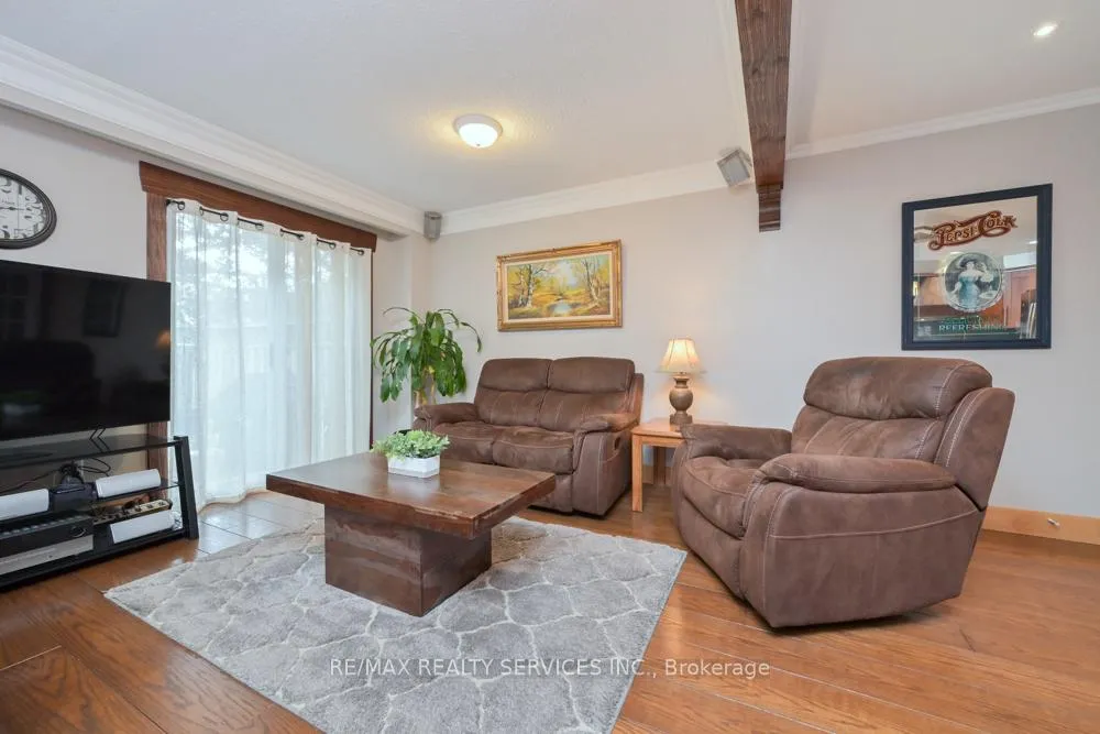 Photo 8 of 8 Collins Crescent, Brampton, Brampton North — HOMEH