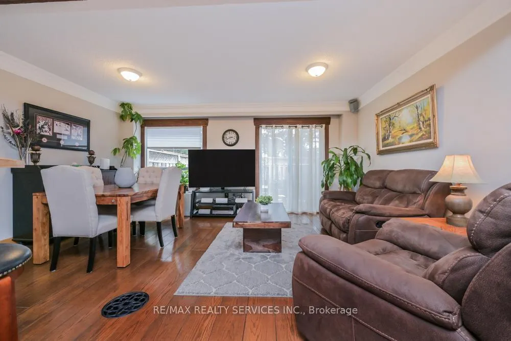 Photo 10 of 8 Collins Crescent, Brampton, Brampton North — HOMEH