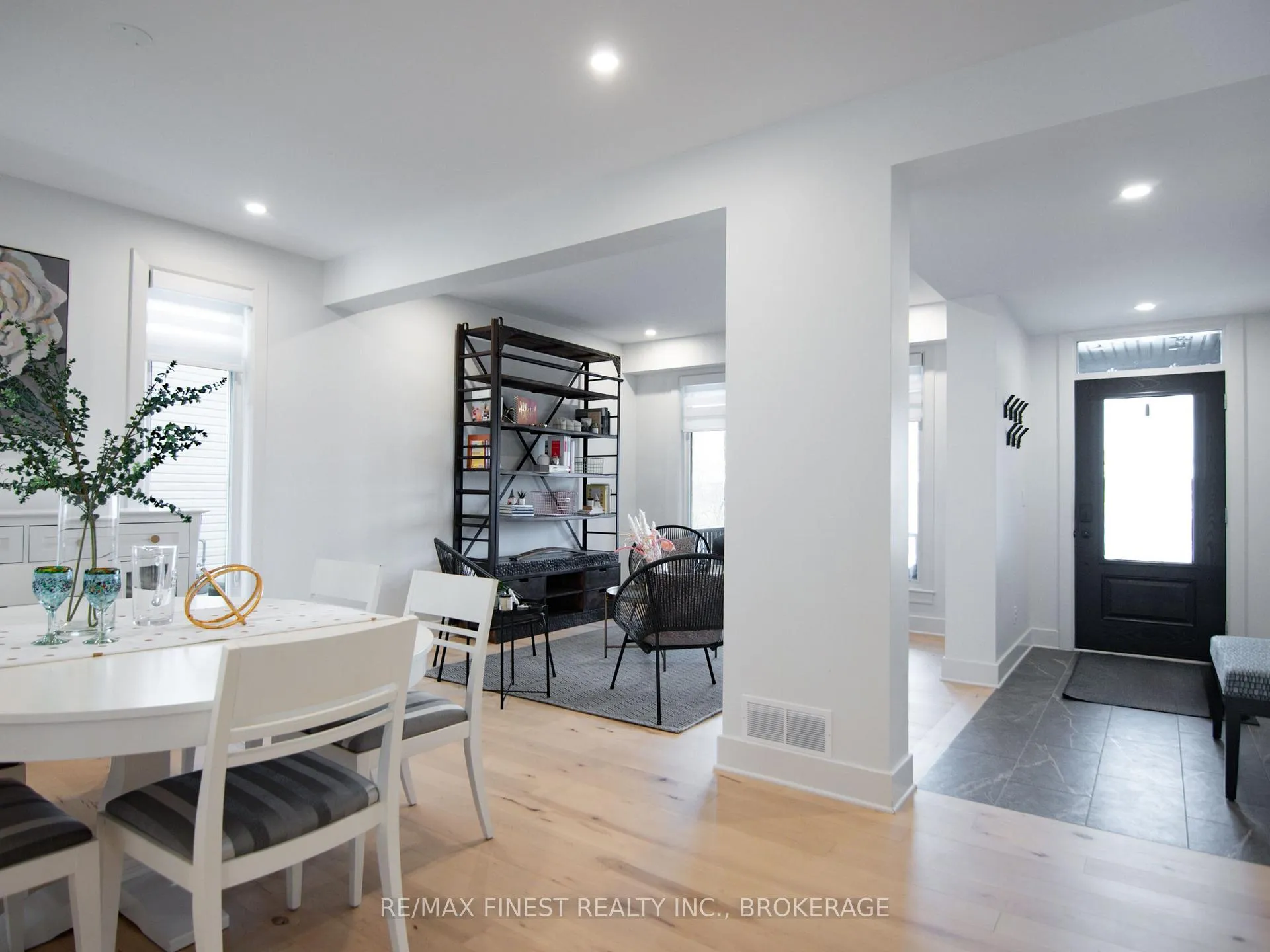 Photo 4 of 1235 Waterside Way, Kingston, Kingston East (Incl Barret Crt) — HOMEH