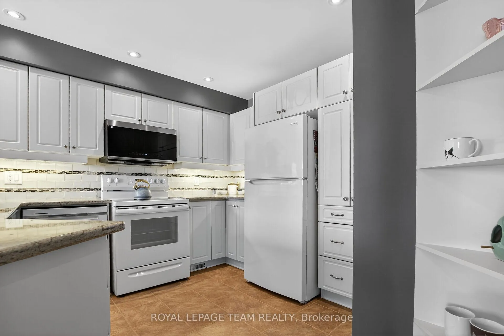 Photo 6 of 114 Tandalee Crescent, Ottawa, Kanata - Emerald Meadows/Trailwest — HOMEH