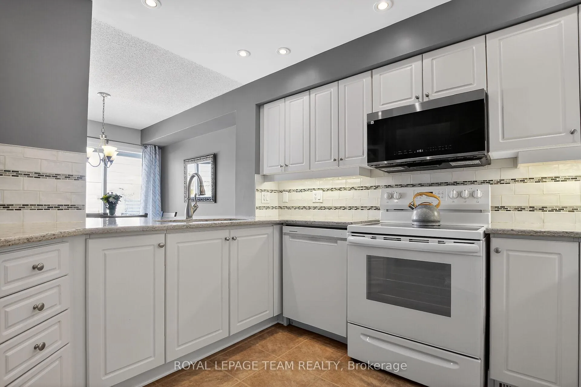 Photo 8 of 114 Tandalee Crescent, Ottawa, Kanata - Emerald Meadows/Trailwest — HOMEH