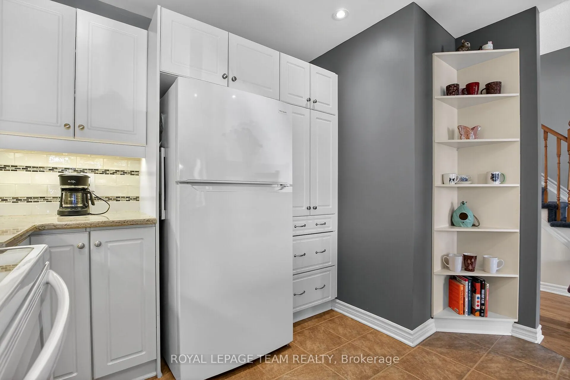 Photo 10 of 114 Tandalee Crescent, Ottawa, Kanata - Emerald Meadows/Trailwest — HOMEH