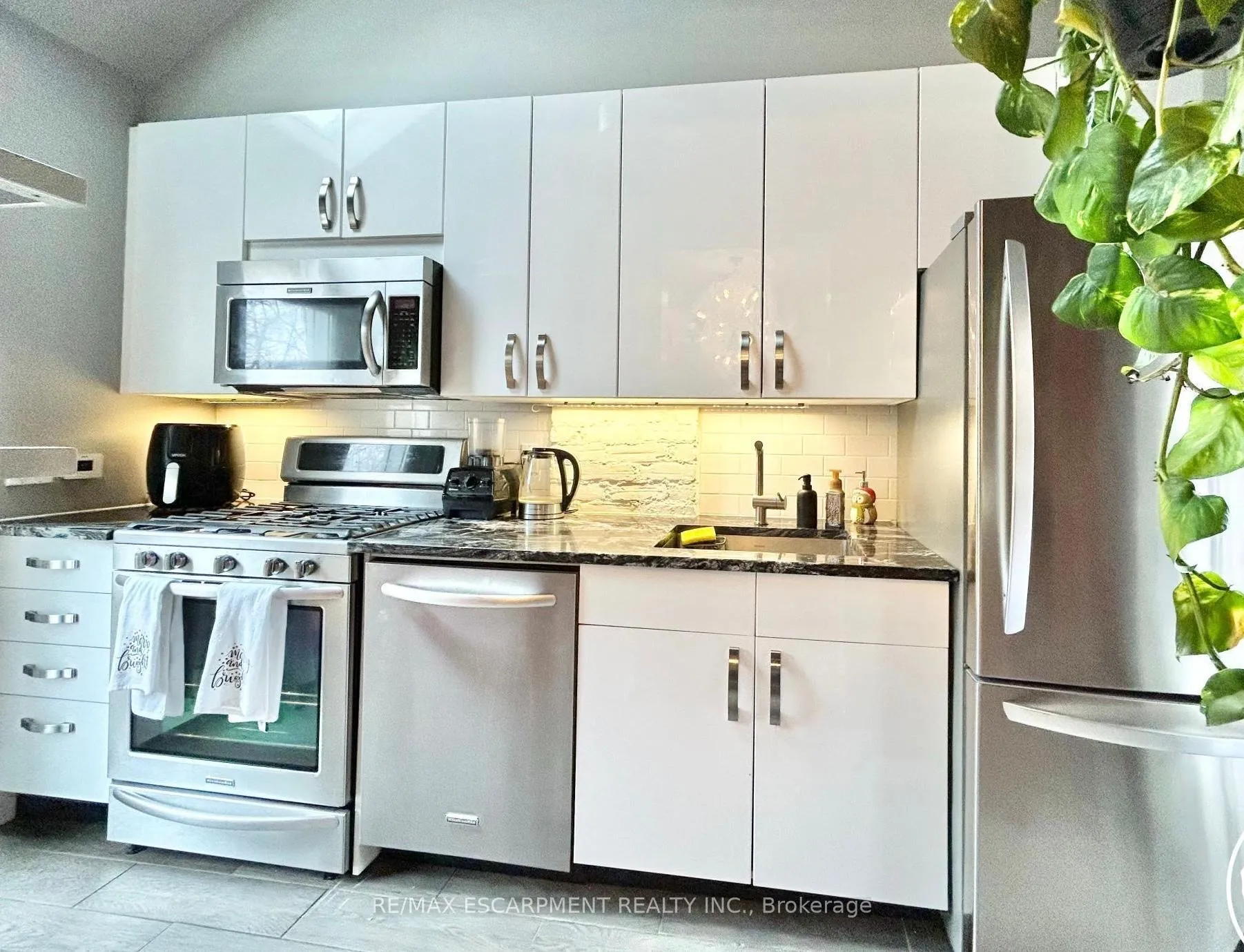 Photo 5 of 276 Hunter Street W, Hamilton, Kirkendall — HOMEH