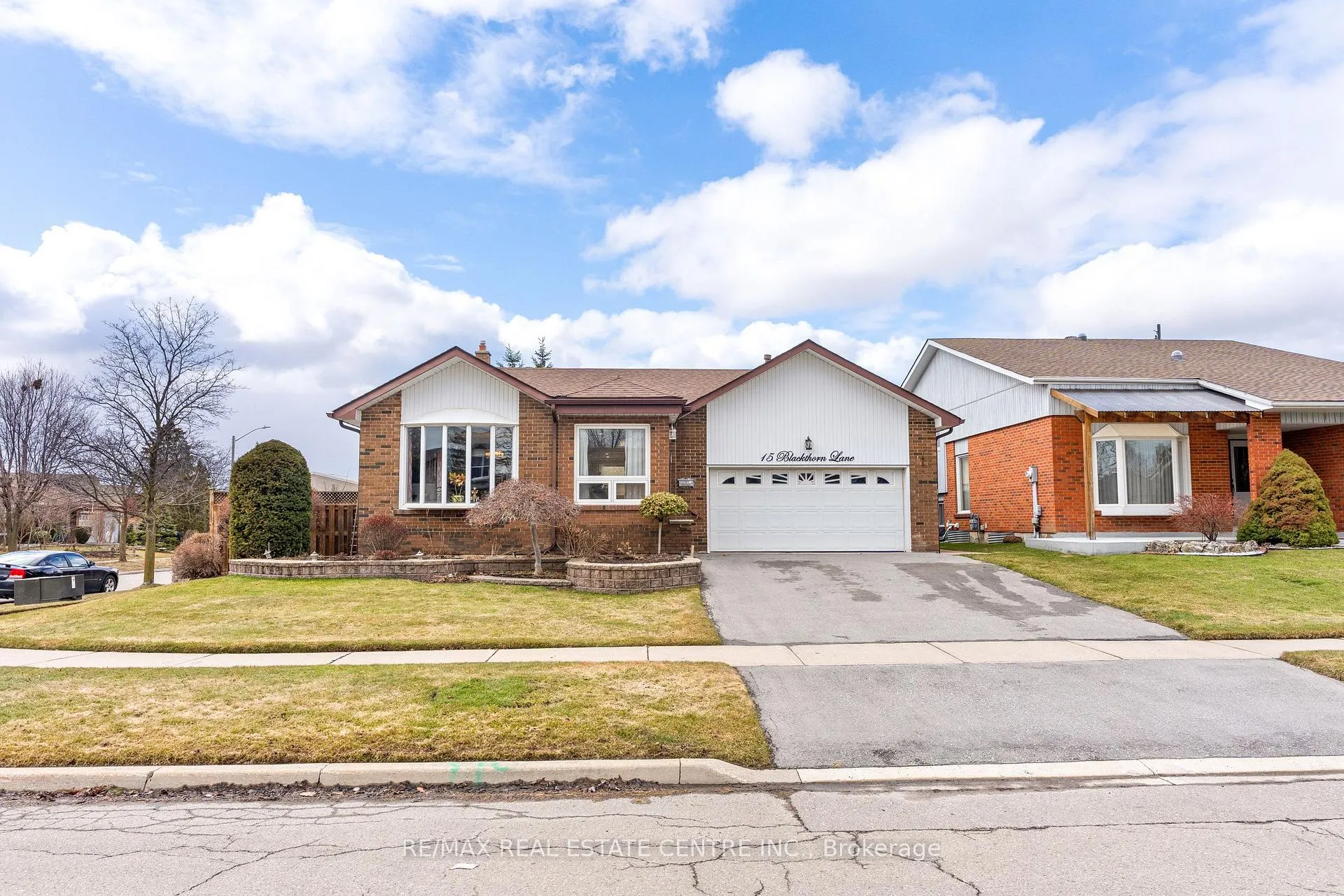 Photo 2 of 15 Blackthorn Lane, Brampton, Brampton North — HOMEH