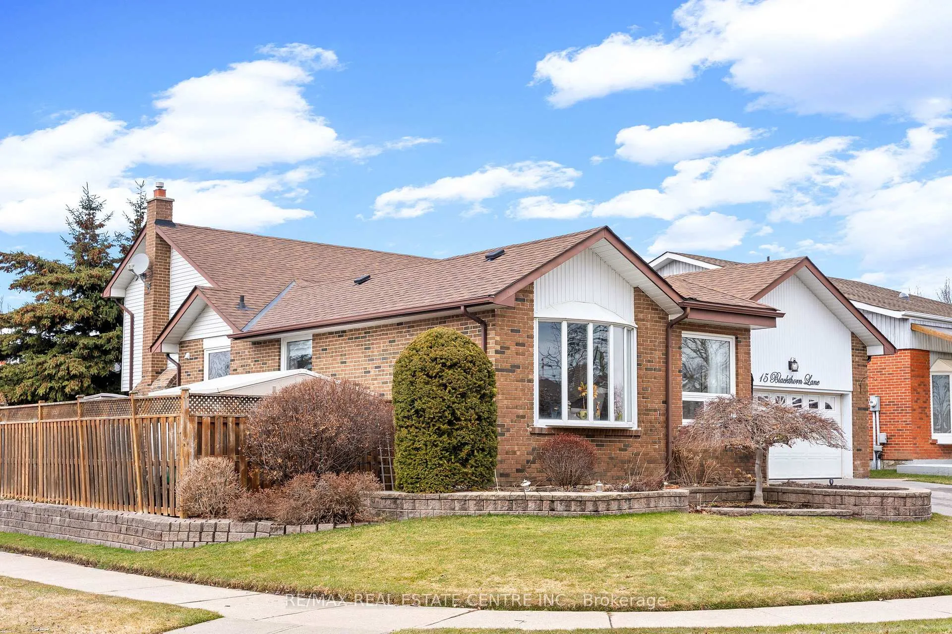 Photo 3 of 15 Blackthorn Lane, Brampton, Brampton North — HOMEH