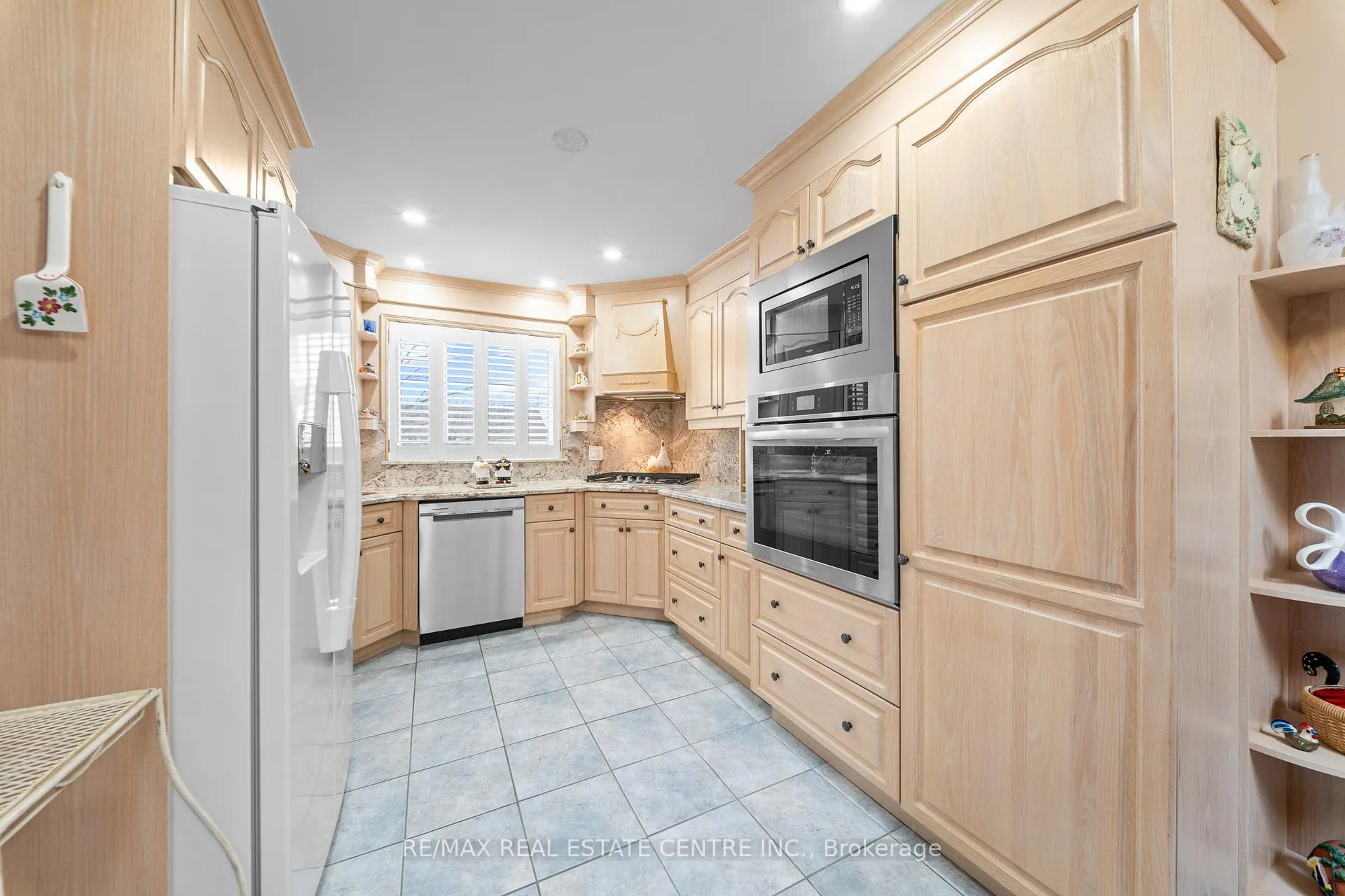 Photo 16 of 15 Blackthorn Lane, Brampton, Brampton North — HOMEH