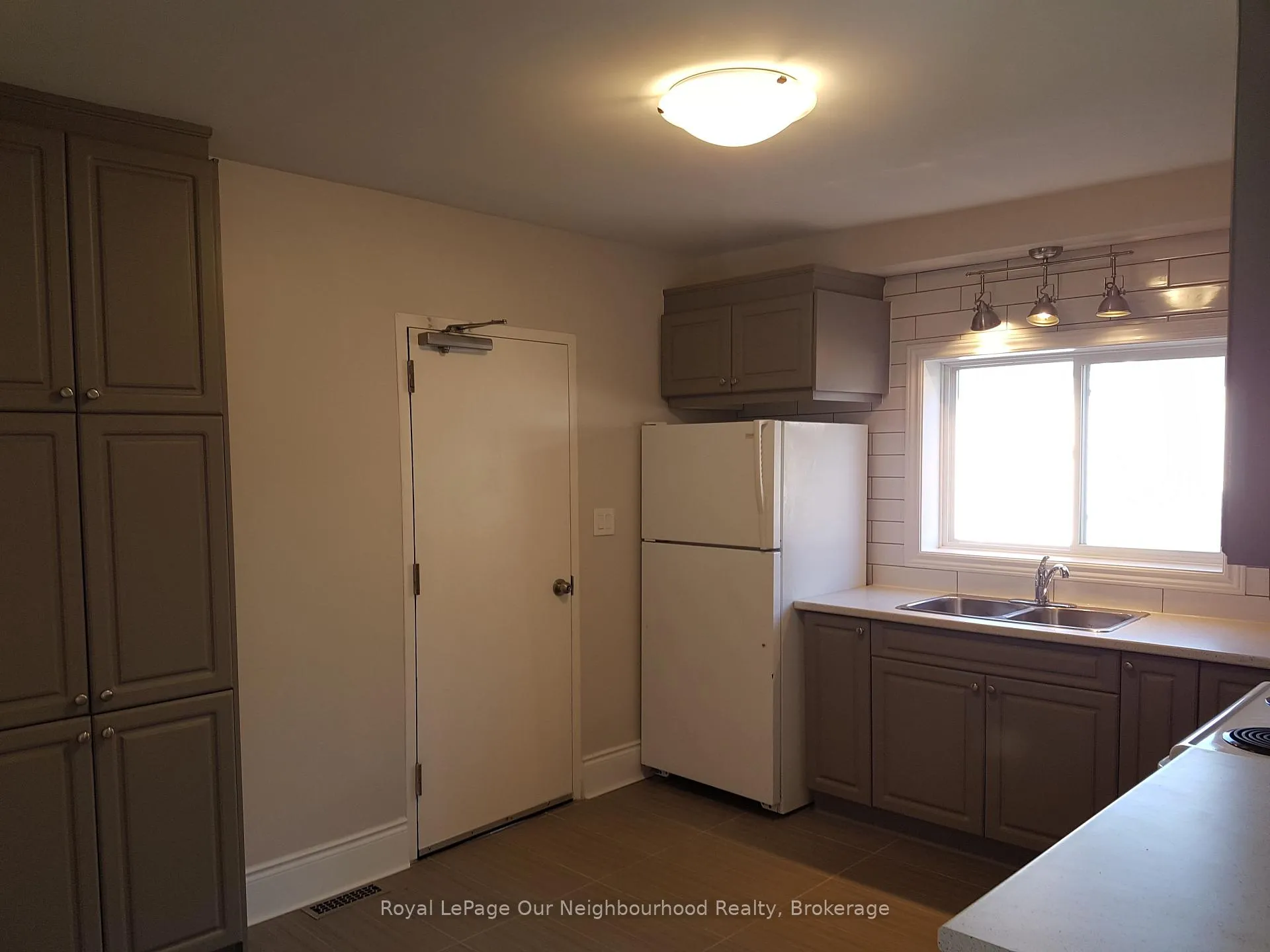 Photo 3 of Unit Unit 1 (MAIN), 290 Eulalie Avenue, Oshawa, Central — HOMEH