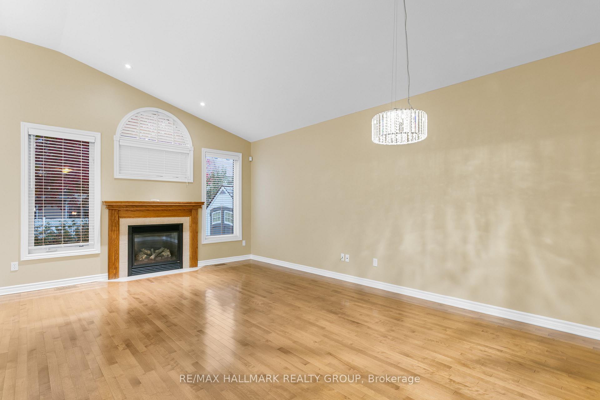 Photo 7 of 111 Woliston Crescent, Ottawa, Kanata - Morgan's Grant/South March — HOMEH