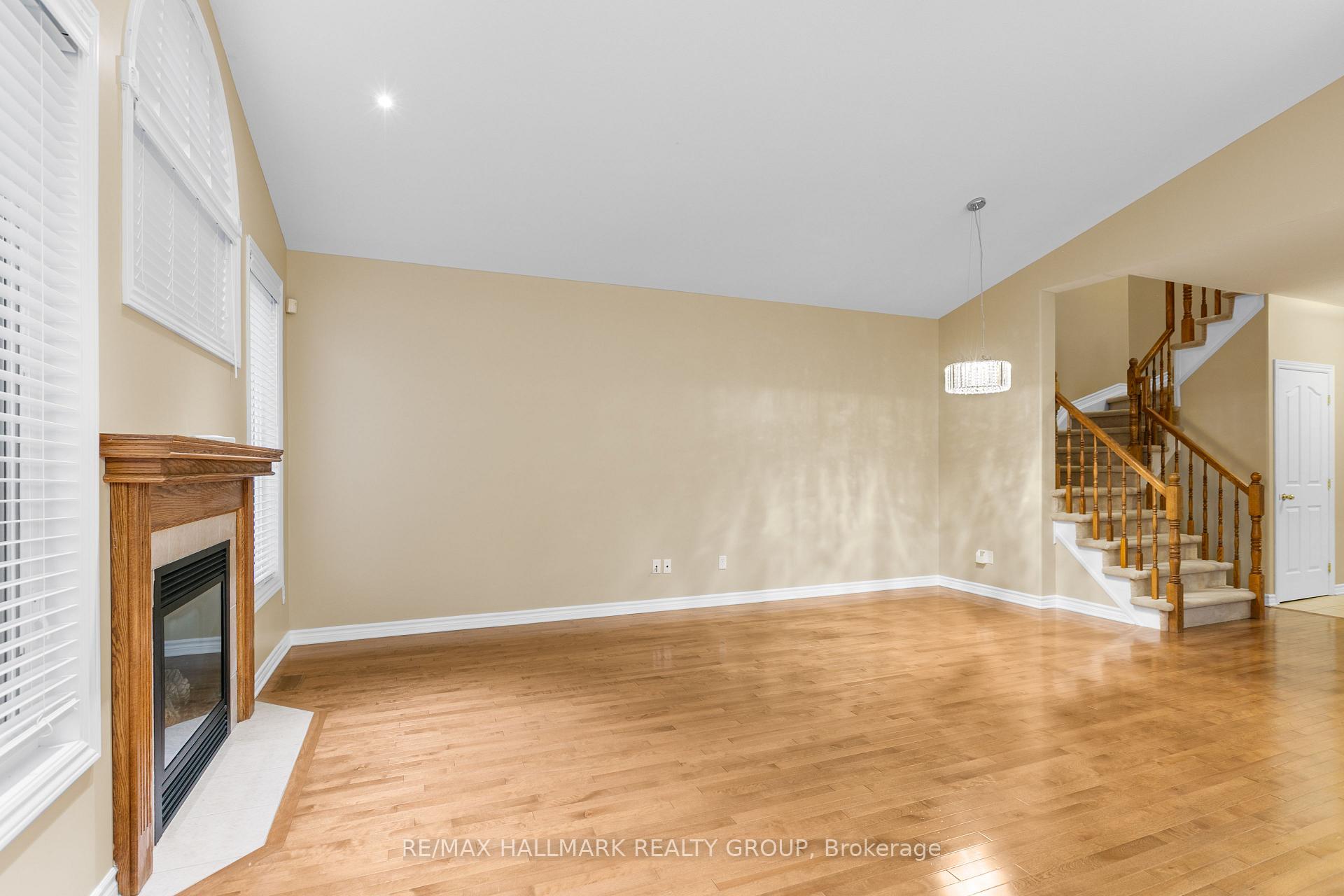 Photo 8 of 111 Woliston Crescent, Ottawa, Kanata - Morgan's Grant/South March — HOMEH