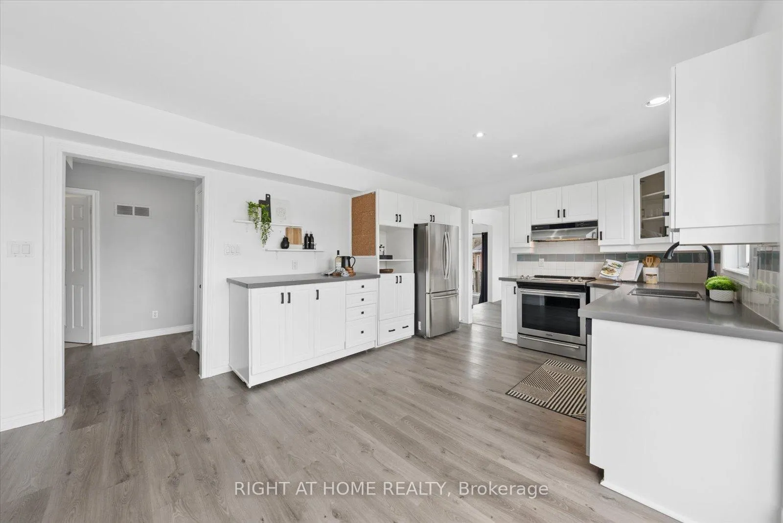 Photo 11 of 1252 Shore Acres Drive, Innisfil, Gilford — HOMEH
