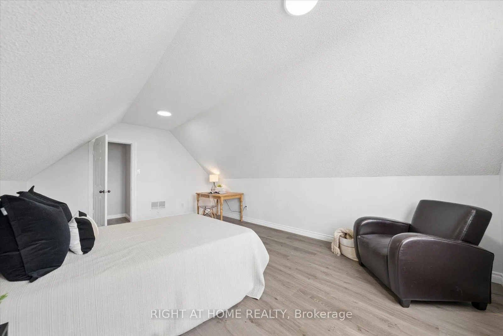 Photo 33 of 1252 Shore Acres Drive, Innisfil, Gilford — HOMEH