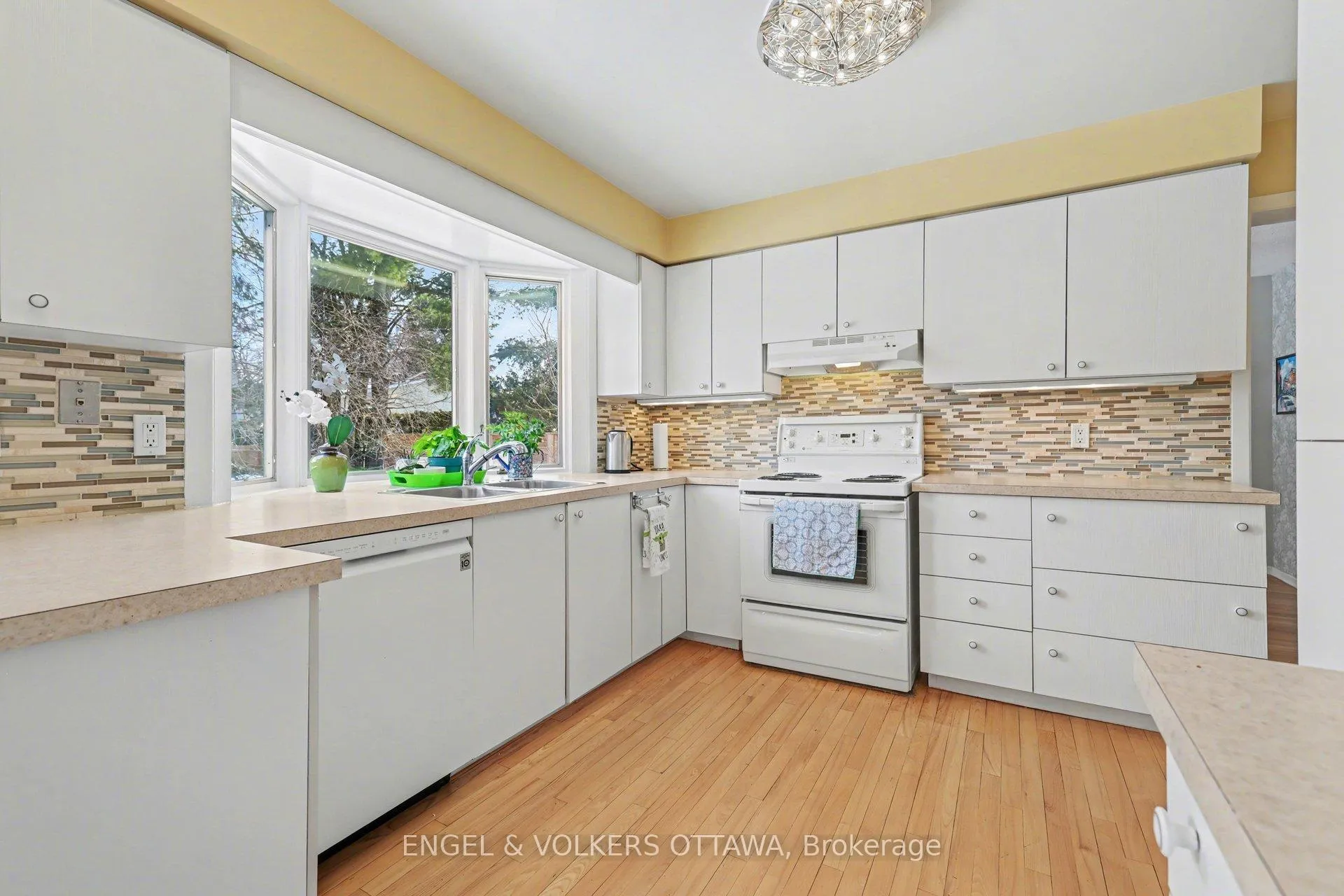 Photo 16 of 11 Glendenning Drive, Ottawa, Arlington Woods — HOMEH