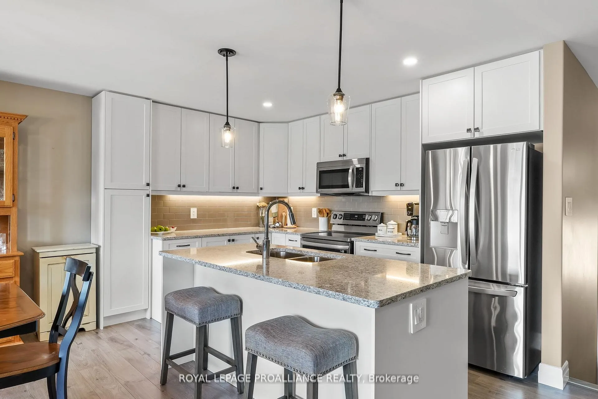 Photo 8 of 25 Cedar Park Crescent, Quinte West, Murray Ward — HOMEH