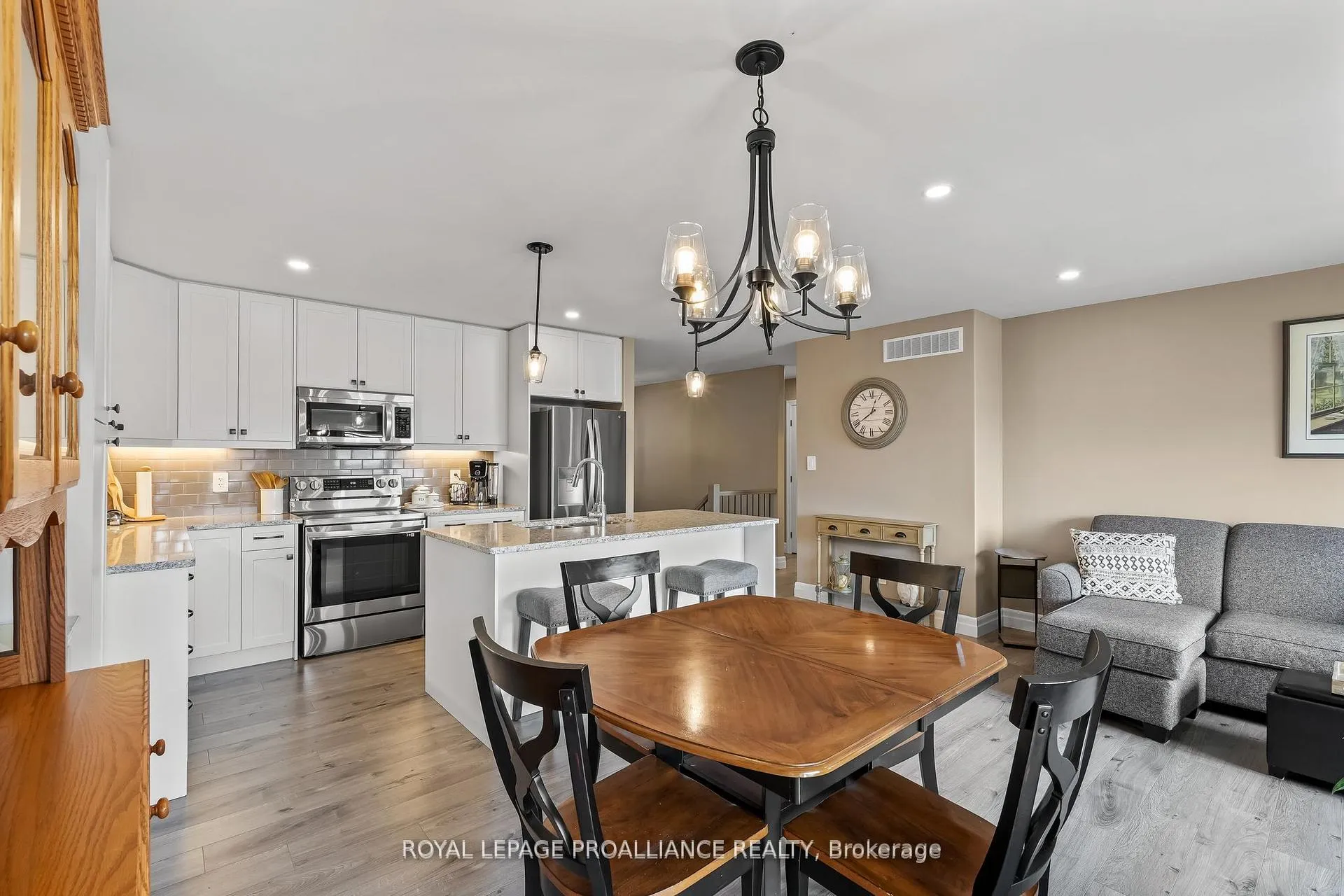 Photo 9 of 25 Cedar Park Crescent, Quinte West, Murray Ward — HOMEH