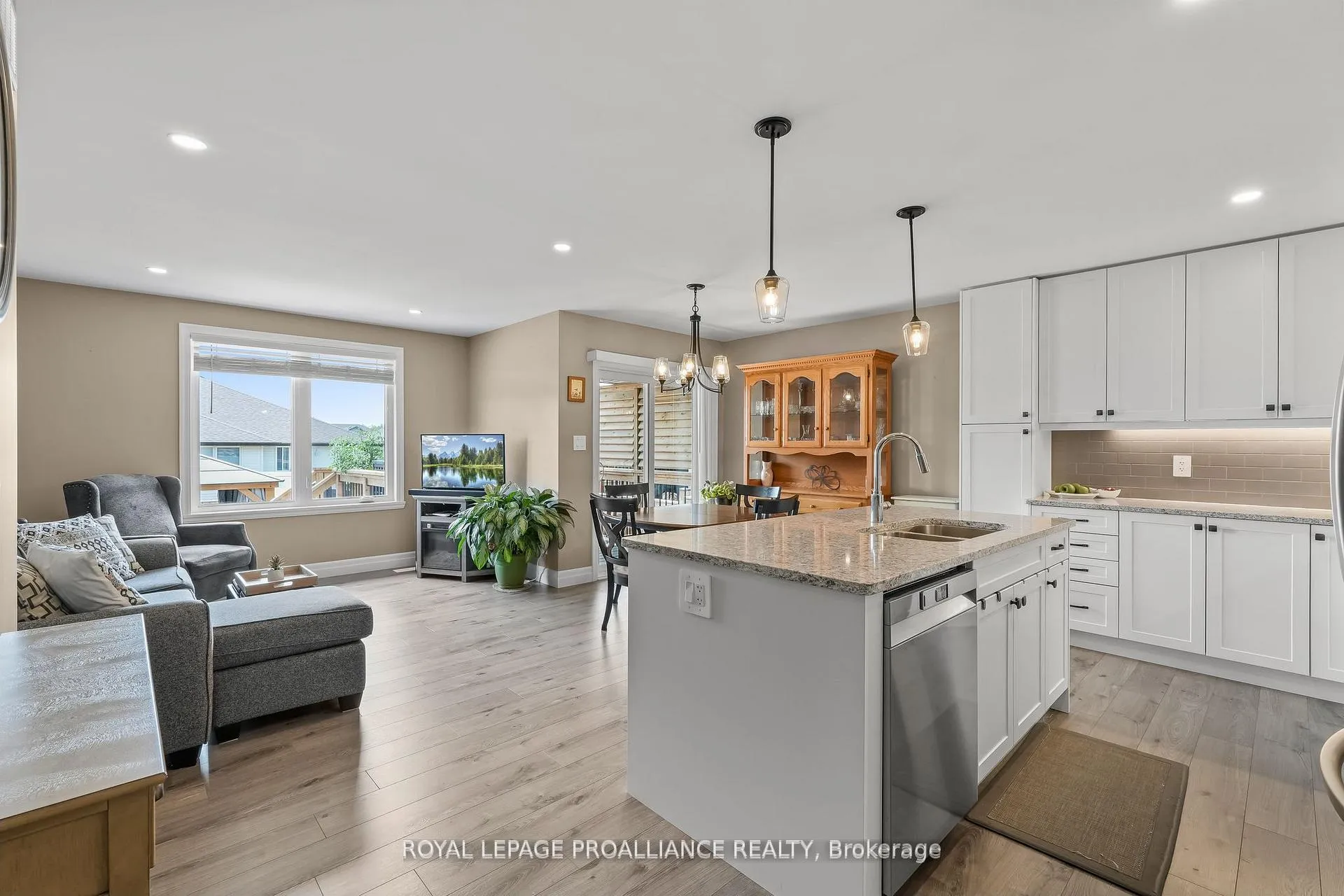 Photo 10 of 25 Cedar Park Crescent, Quinte West, Murray Ward — HOMEH