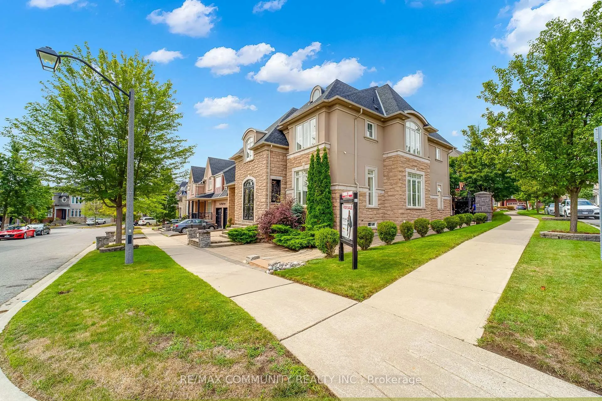 Photo 3 of 2 Dolby Crescent, Ajax, Northeast Ajax — HOMEH