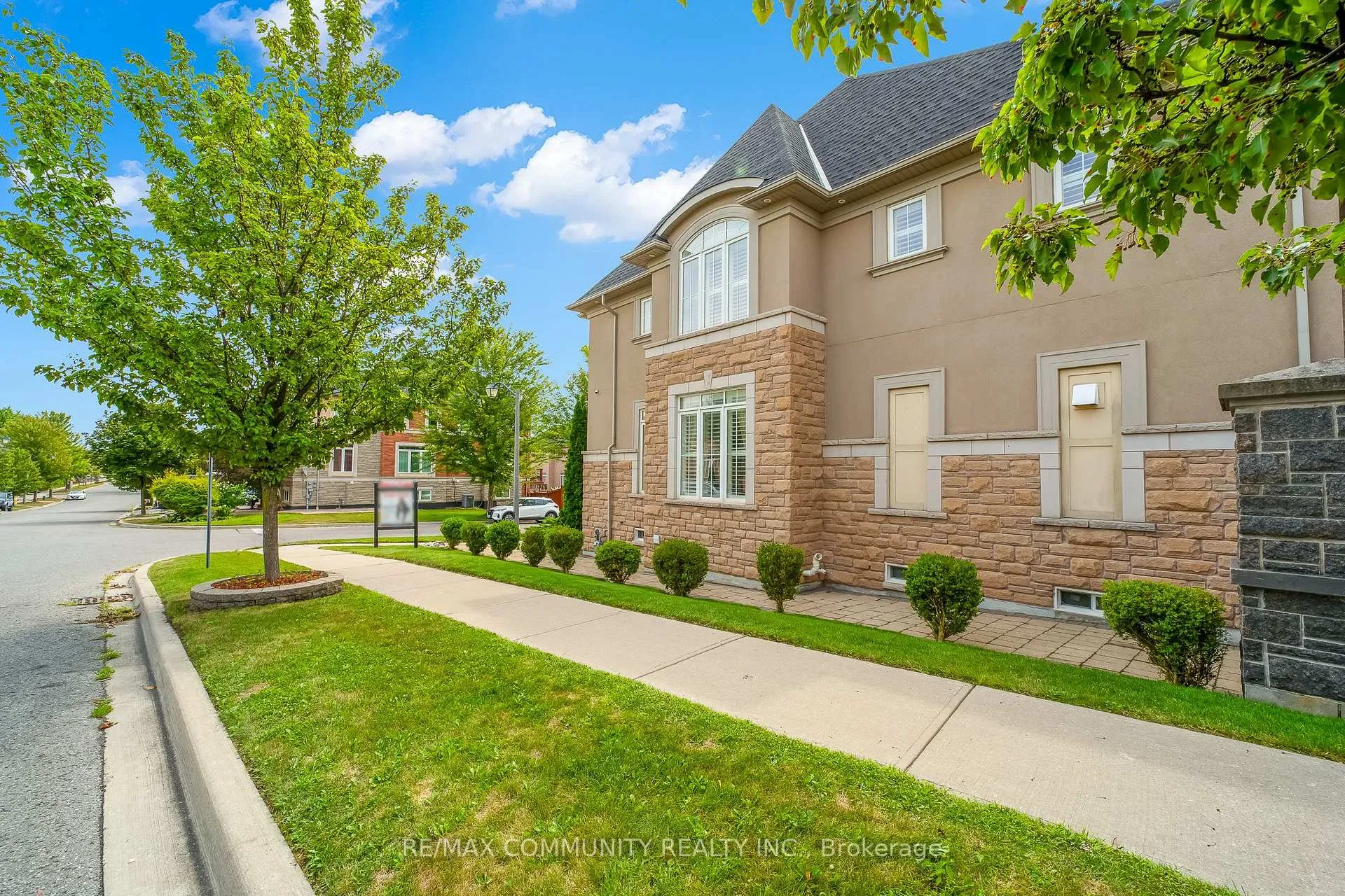 Photo 4 of 2 Dolby Crescent, Ajax, Northeast Ajax — HOMEH