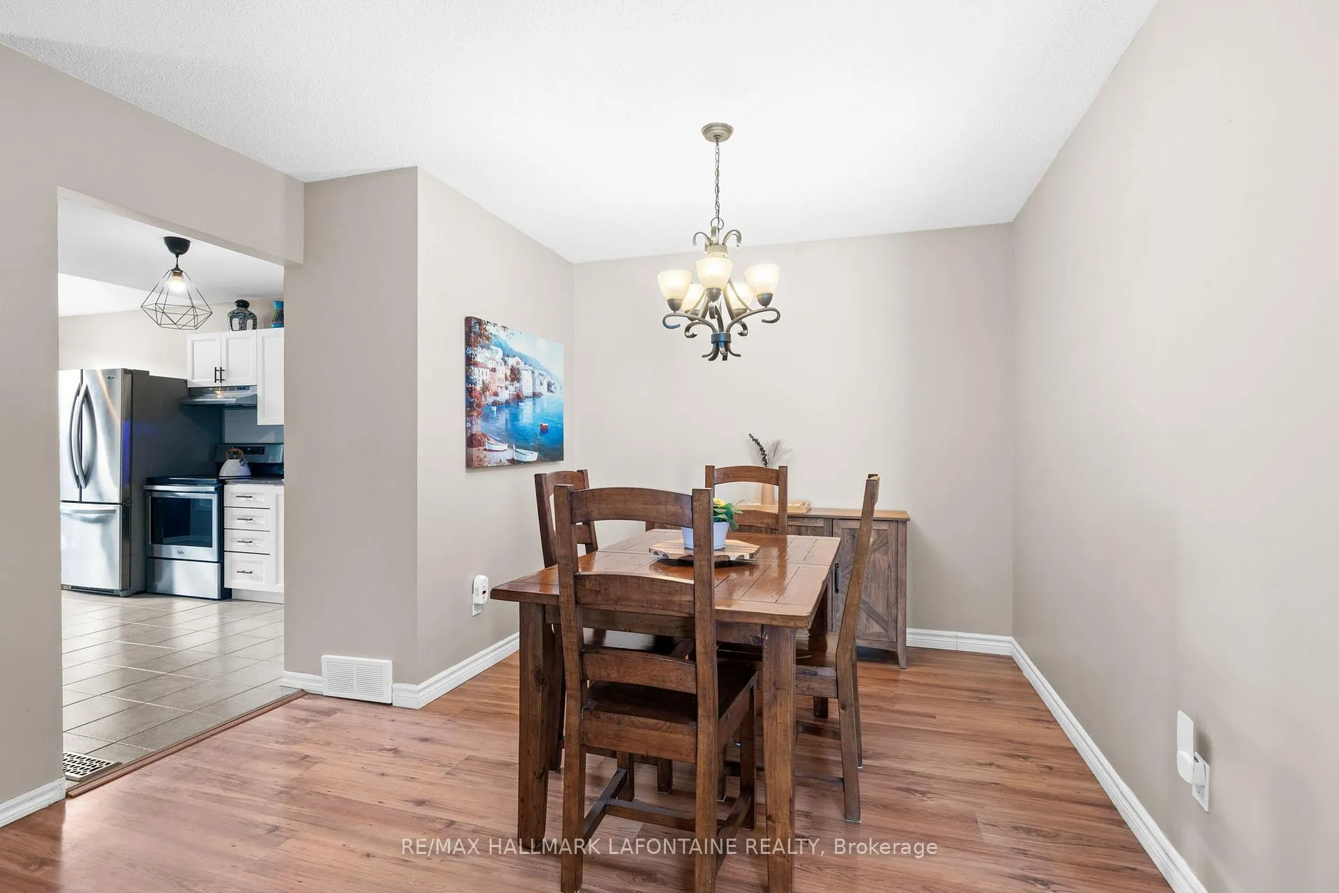 Photo 3 of 1802 Turnberry Road, Ottawa, Queenswood Heights South — HOMEH