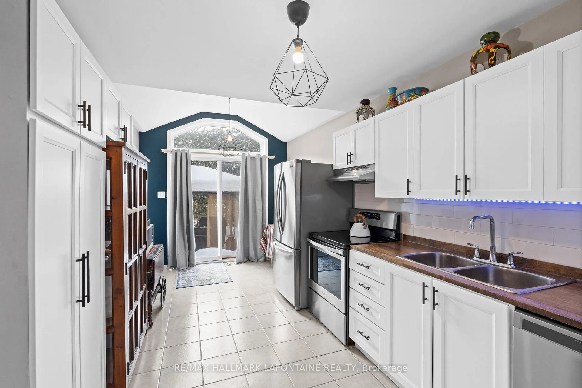 Photo 10 of 1802 Turnberry Road, Ottawa, Queenswood Heights South — HOMEH