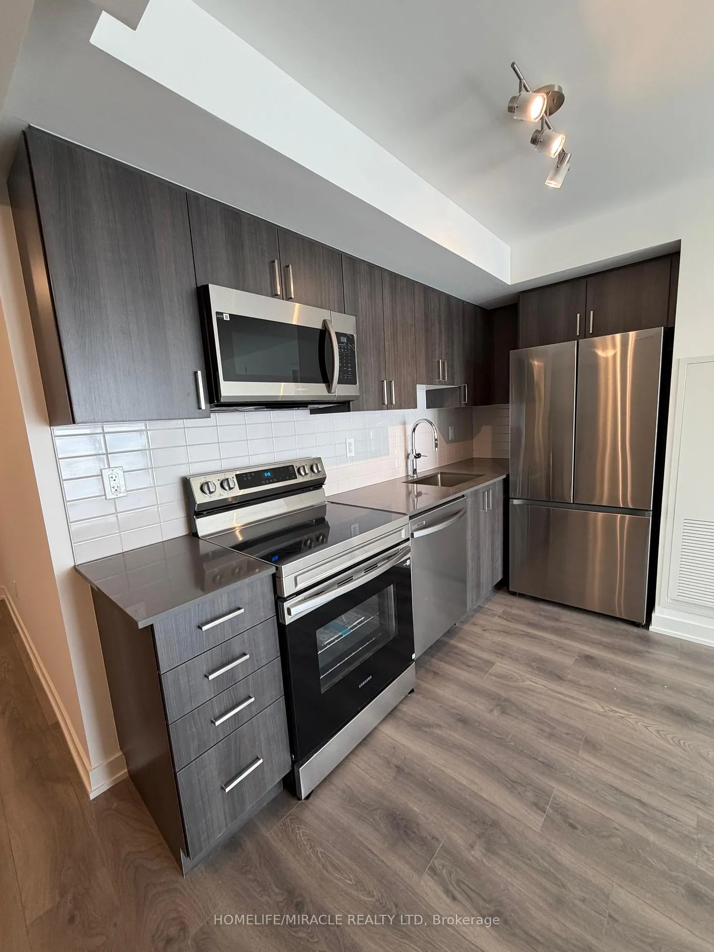 Photo 3 of Unit 1805, 1010 Sandy Beach Road, Pickering, Bay Ridges — HOMEH