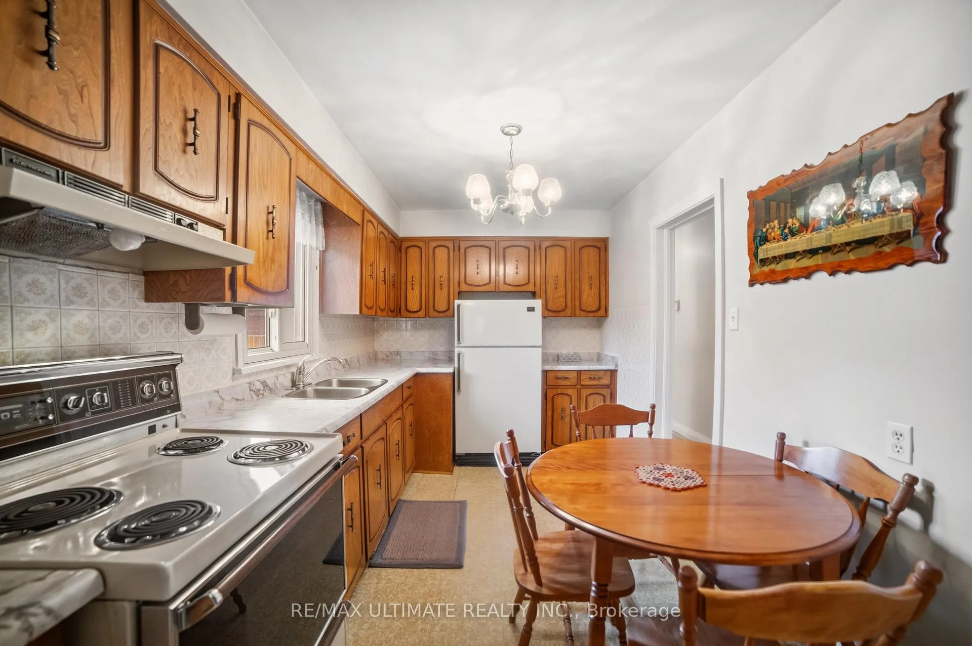 Photo 3 of 48 Savona Drive, Etobicoke, Alderwood — HOMEH