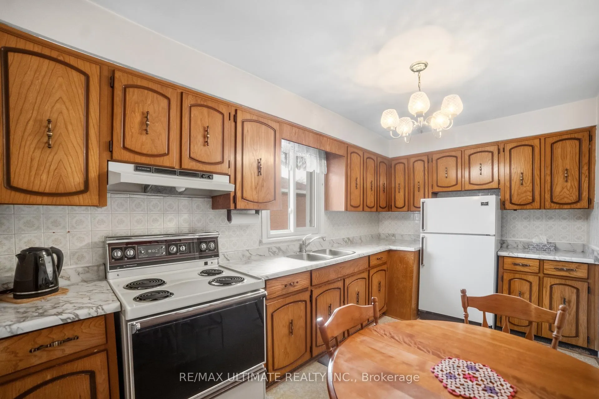 Photo 4 of 48 Savona Drive, Etobicoke, Alderwood — HOMEH