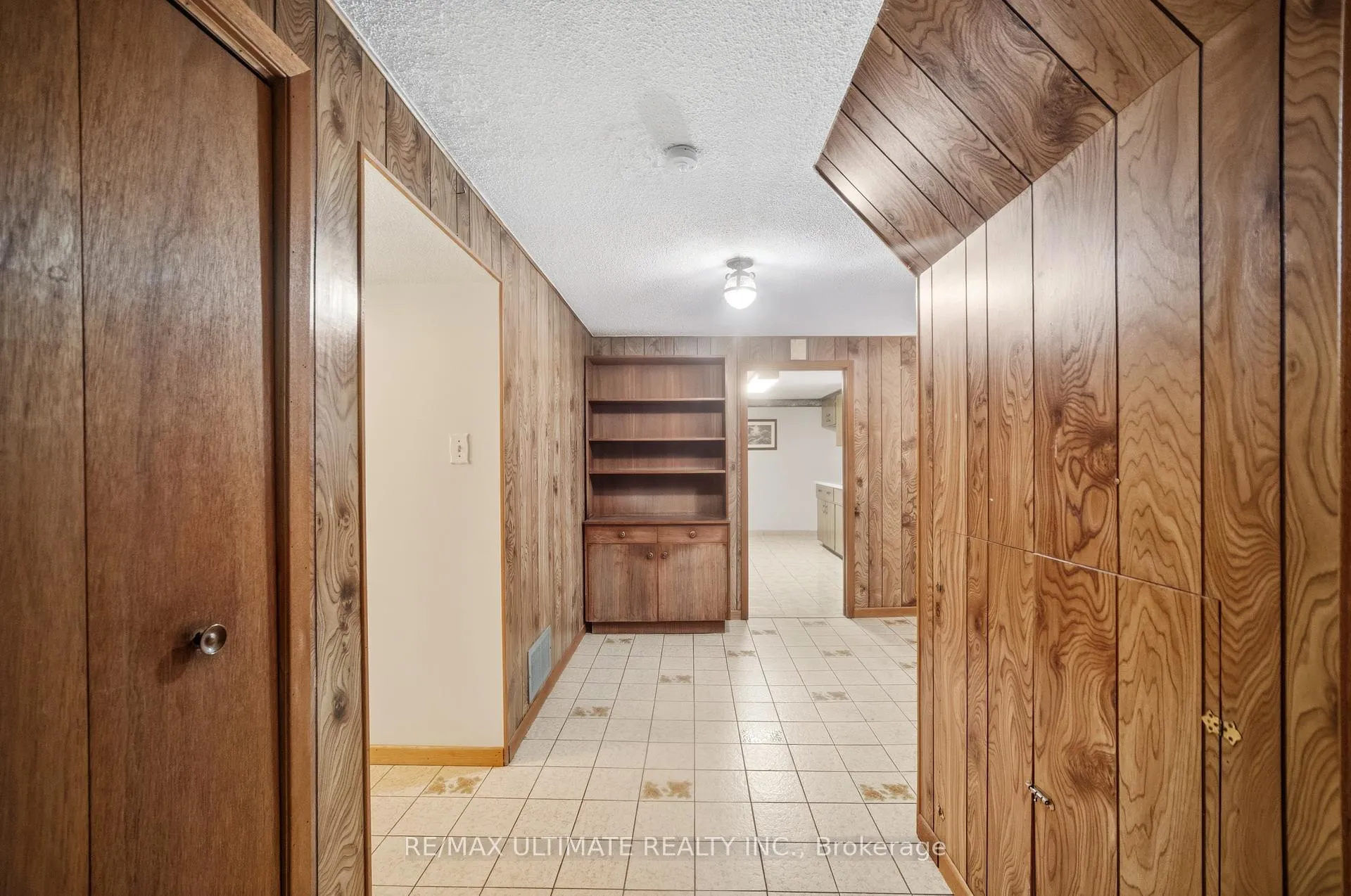 Photo 18 of 48 Savona Drive, Etobicoke, Alderwood — HOMEH