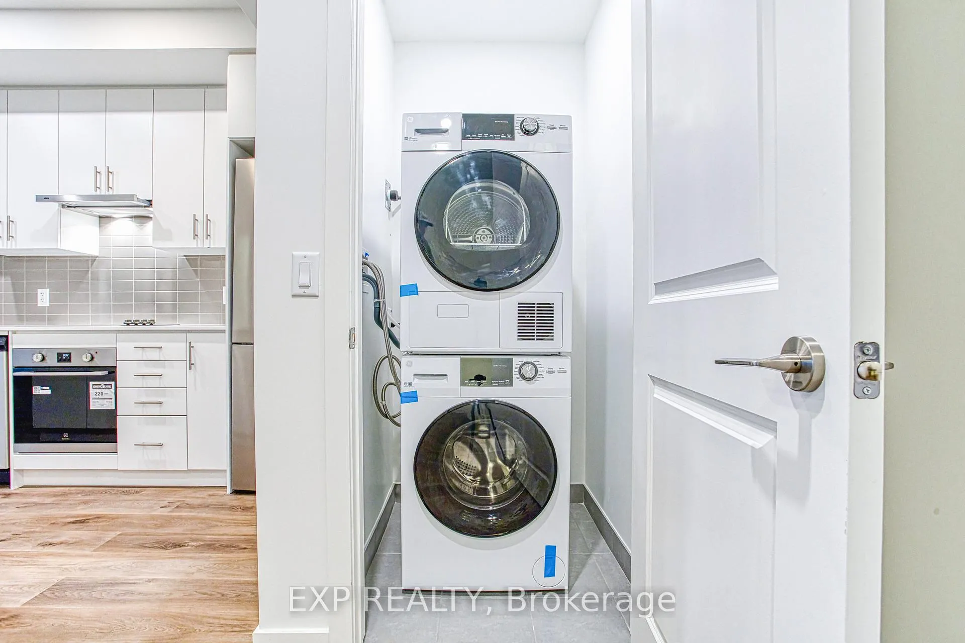 Photo 5 of Unit 711, 461 Green Road, Hamilton, Lakeshore — HOMEH