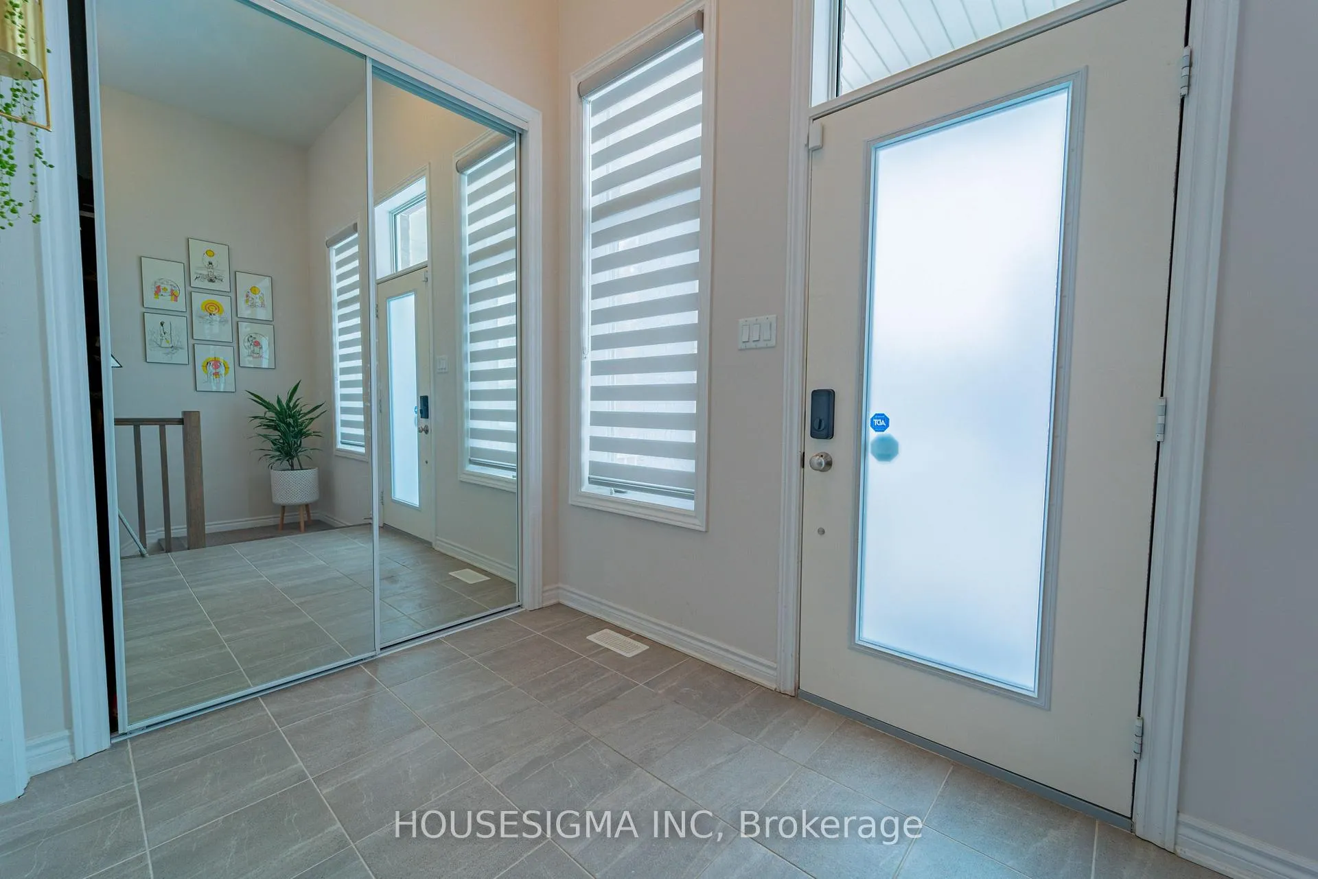 Photo 4 of 547 Ponthieu Circle, Ottawa, Chapel Hill South - Orleans Village — HOMEH