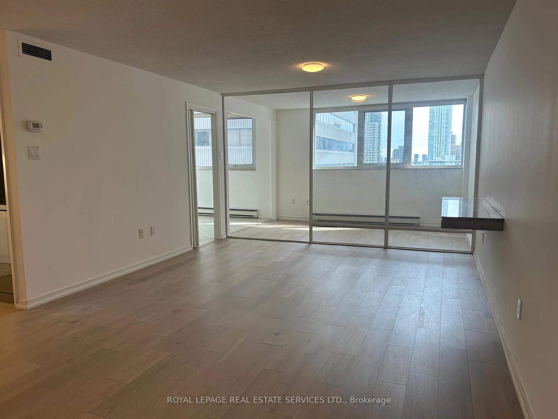 Photo 5 of Unit 901, 360 Bloor Street E, Toronto, Rosedale-Moore Park — HOMEH