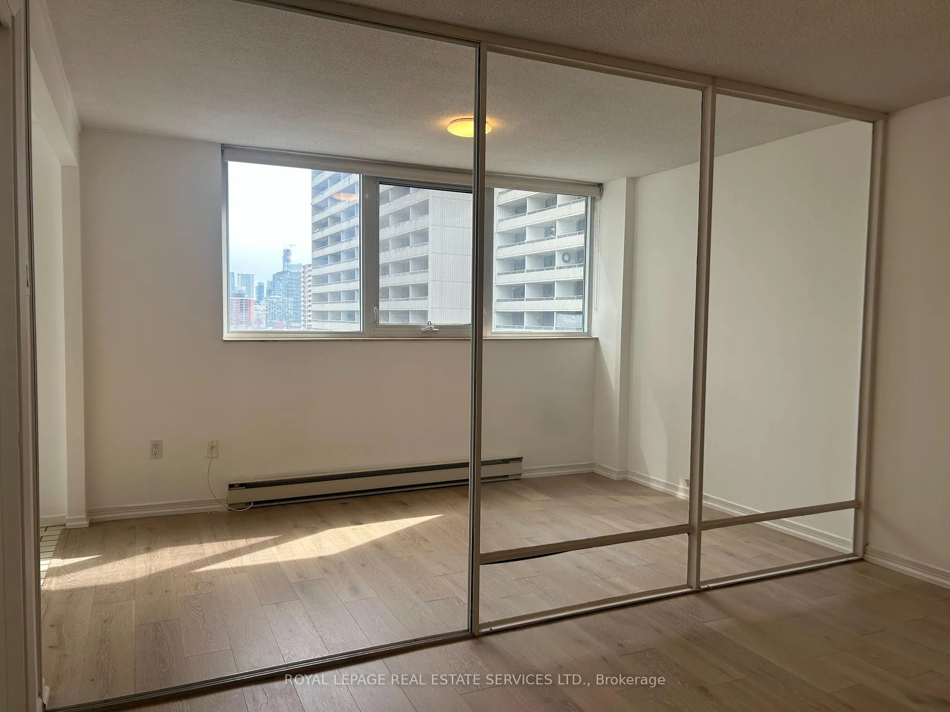 Photo 8 of Unit 901, 360 Bloor Street E, Toronto, Rosedale-Moore Park — HOMEH
