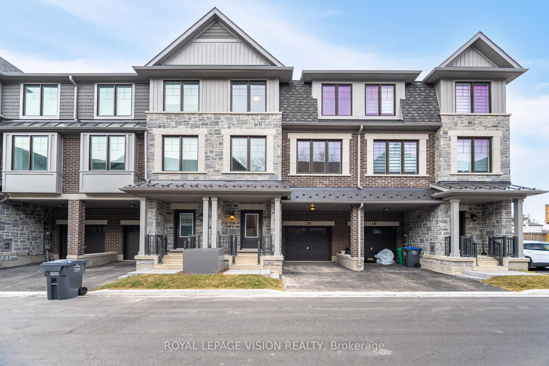 Photo 6 of 20 Folcroft Street, Brampton, Credit Valley — HOMEH