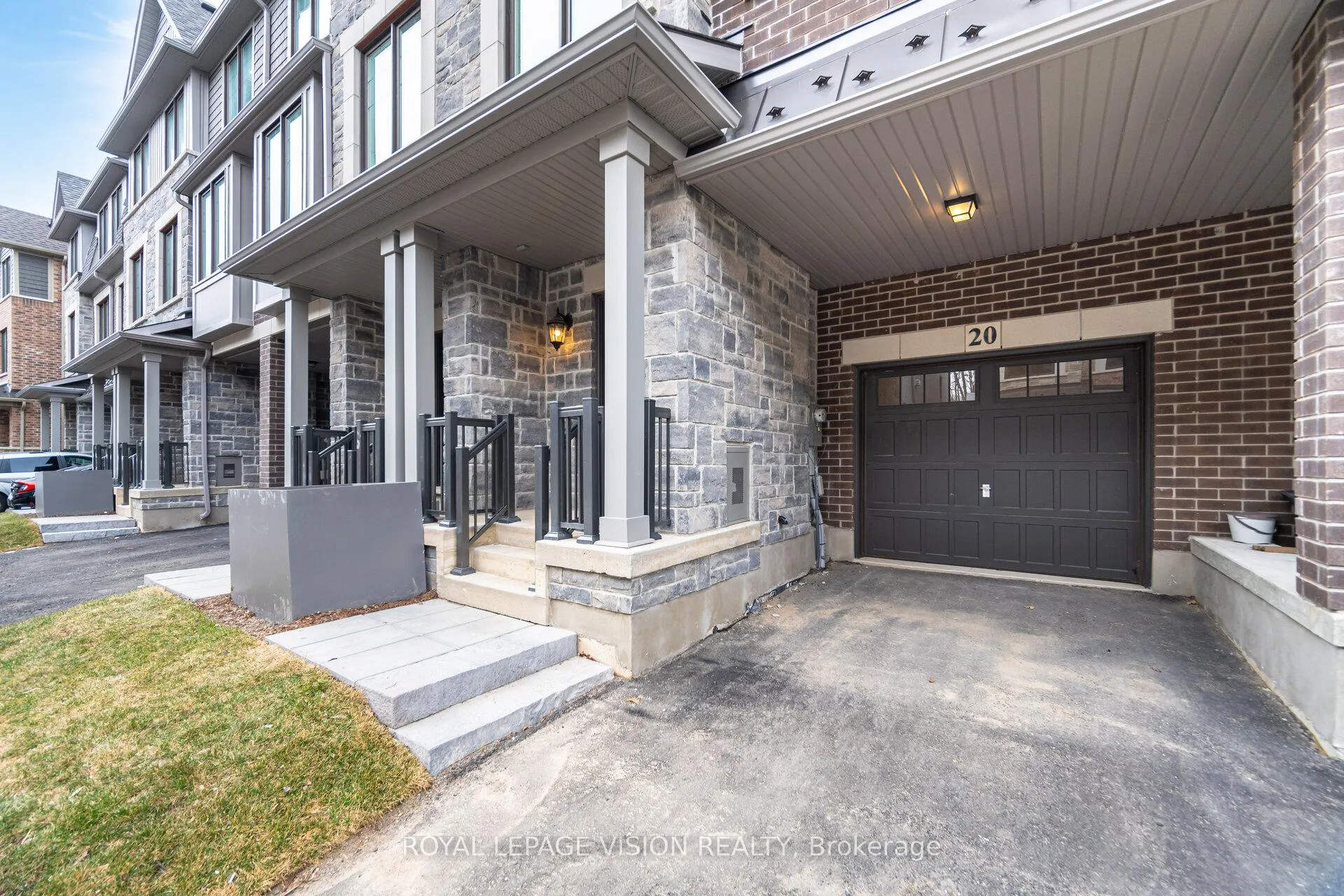 Photo 7 of 20 Folcroft Street, Brampton, Credit Valley — HOMEH