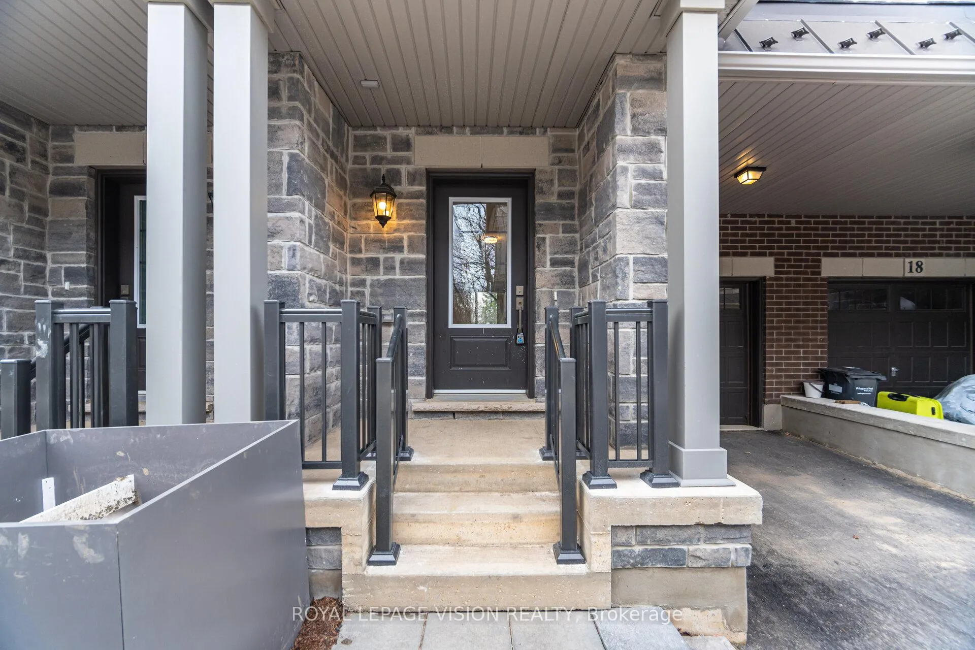 Photo 8 of 20 Folcroft Street, Brampton, Credit Valley — HOMEH