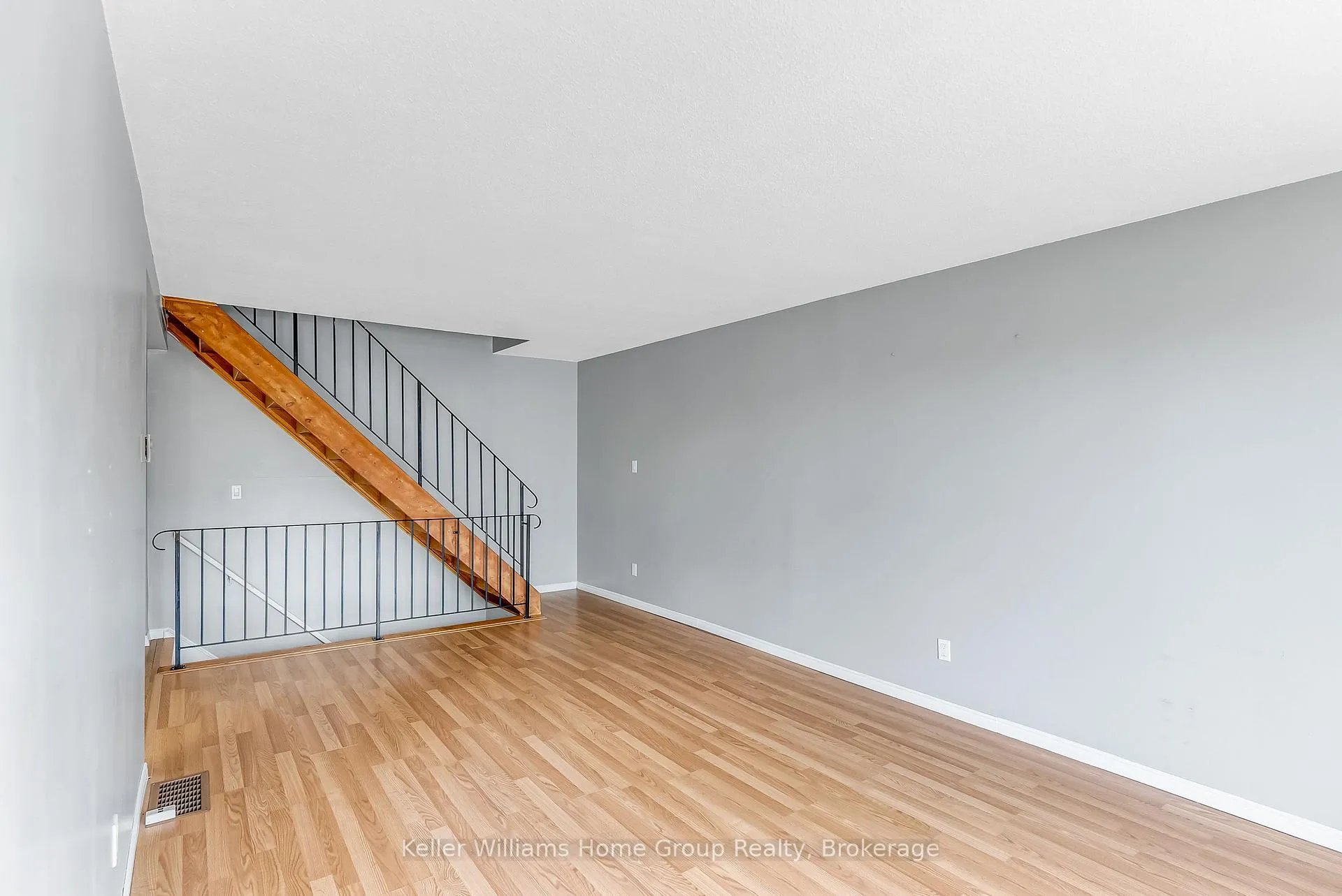 Photo 5 of 334 Scottsdale Drive, Guelph, Dovercliffe Park/Old University — HOMEH