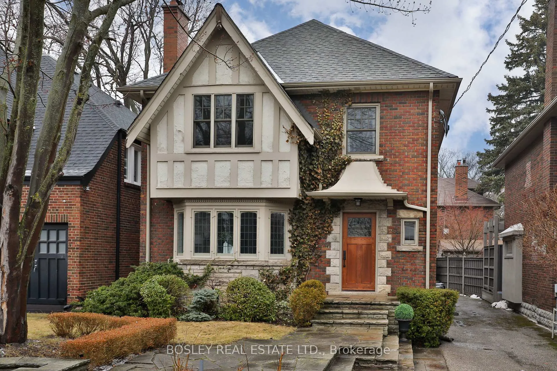 Front of 268 Glengrove Avenue W
