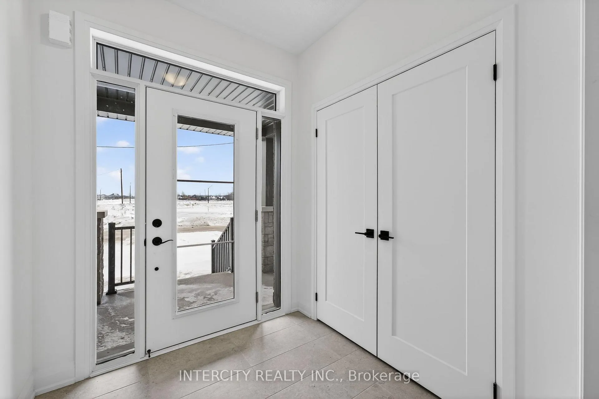Photo 4 of 28 Legacy Circle, Wasaga Beach — HOMEH
